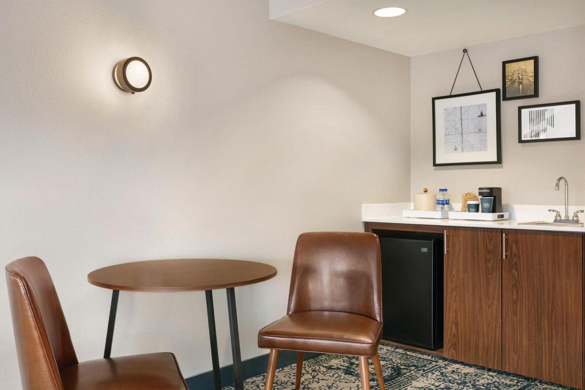 Four Points by Sheraton Raleigh Arena photo 10