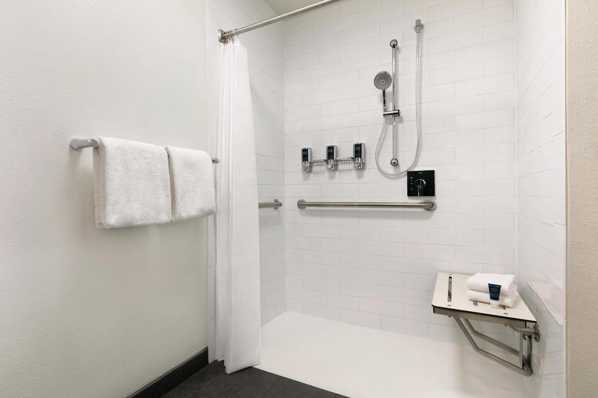 Four Points by Sheraton Raleigh Arena photo 19