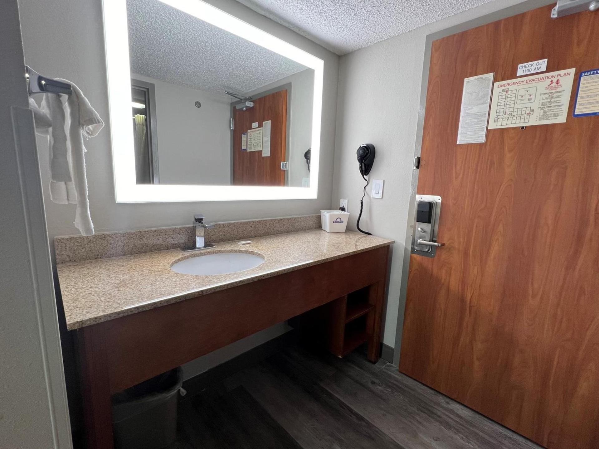 Days Inn by Wyndham Tulsa Central photo 21