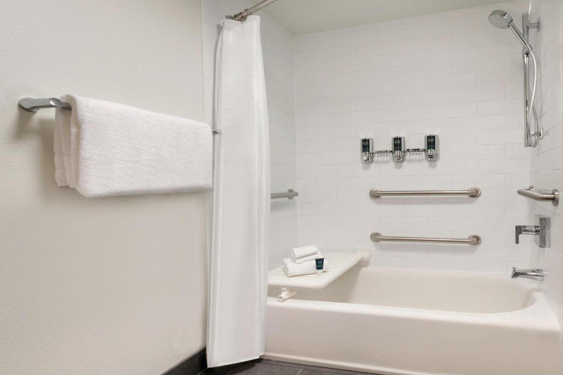 Four Points by Sheraton Raleigh Arena photo 18