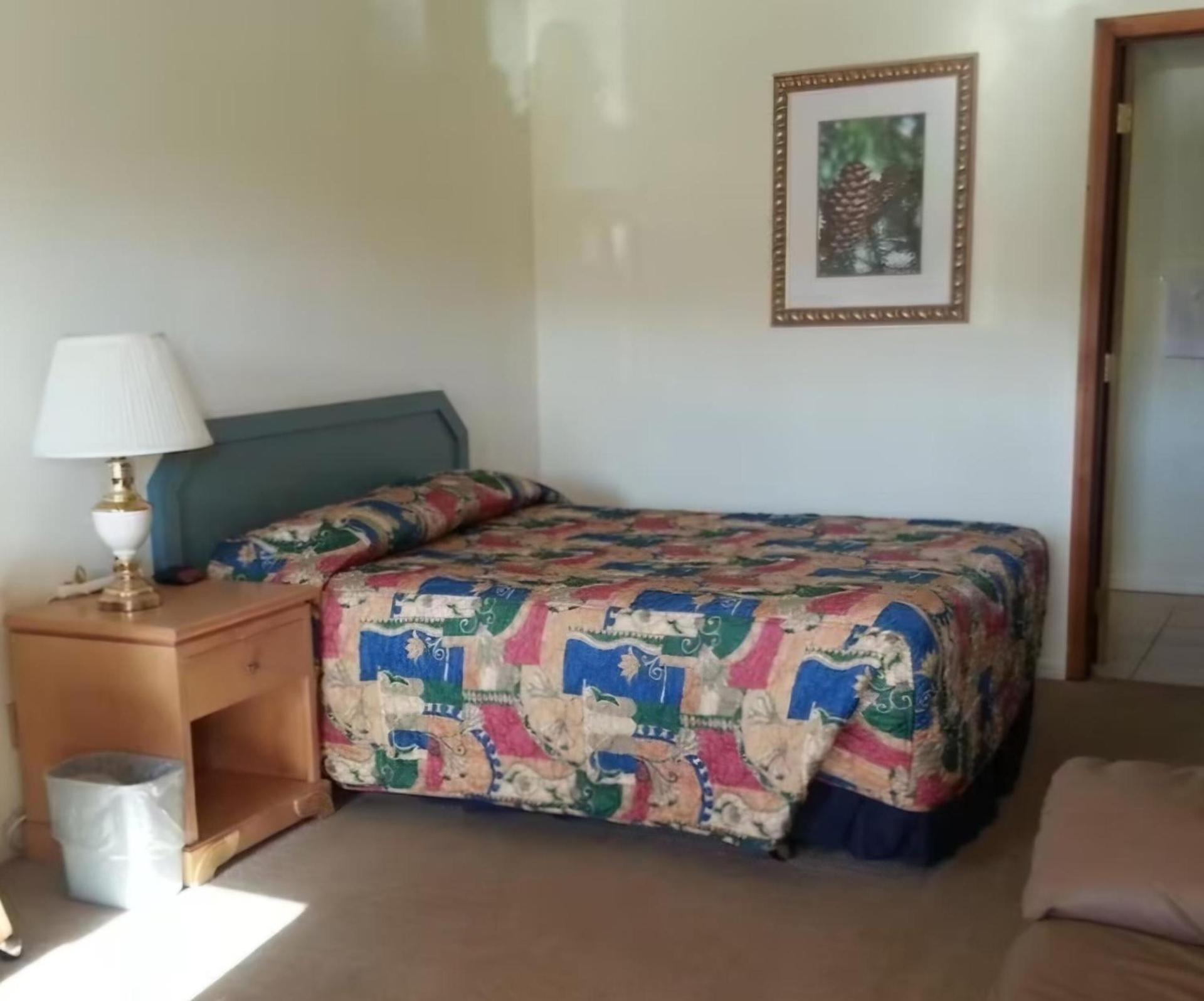Shelton Inn photo 20