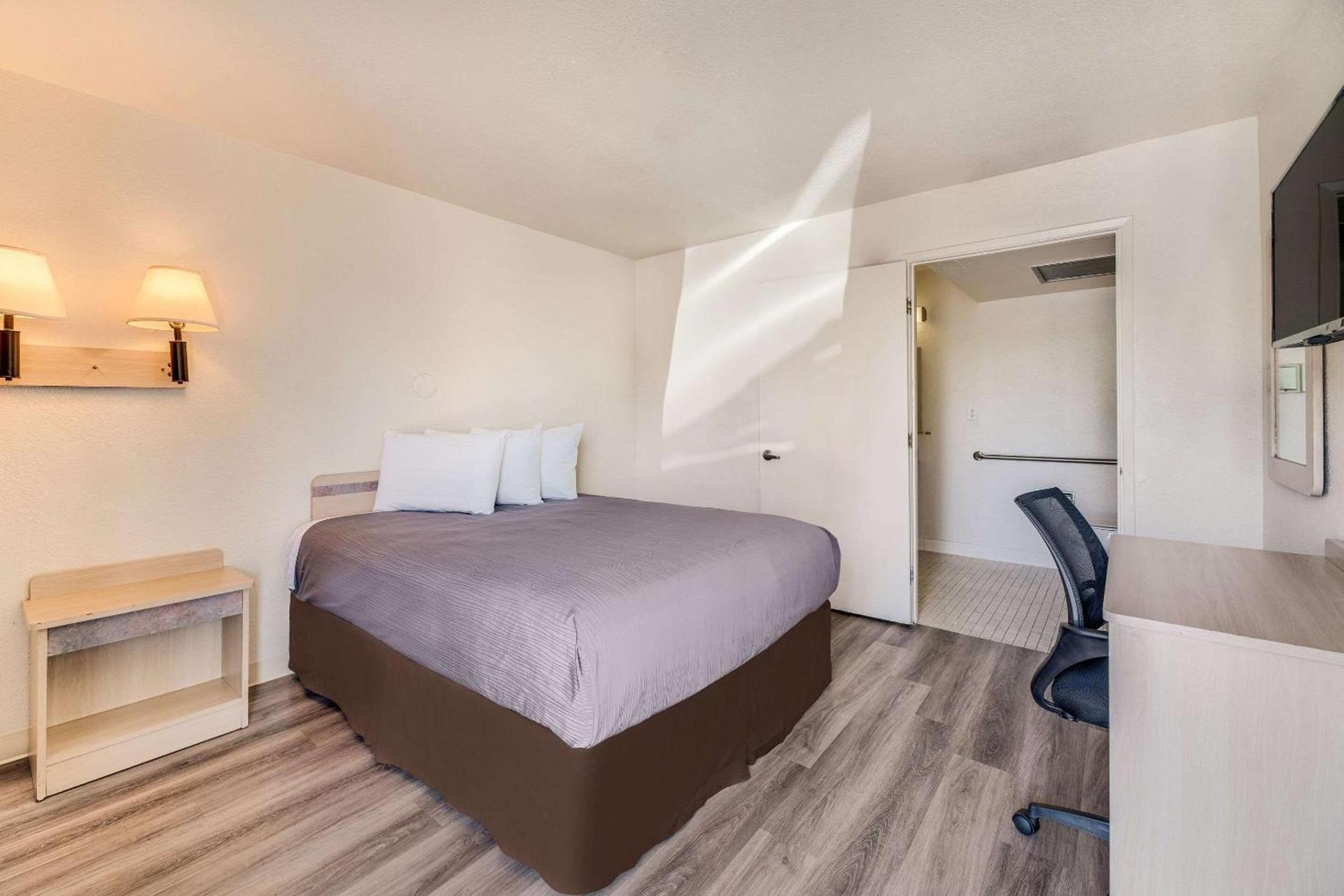 Econo Lodge Stockton near I-5 Fairgrounds photo 56