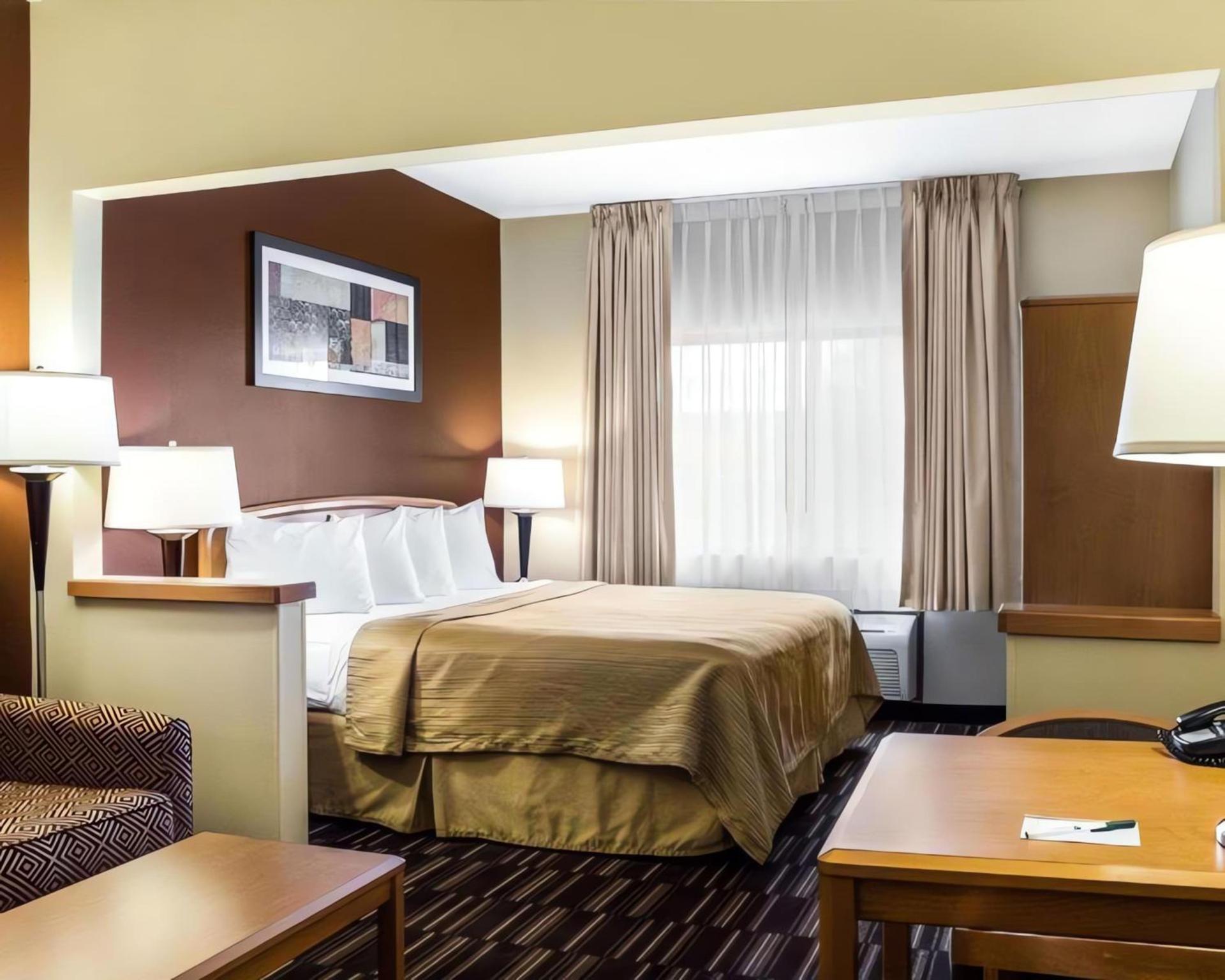 Quality Suites Near West Acres photo 11