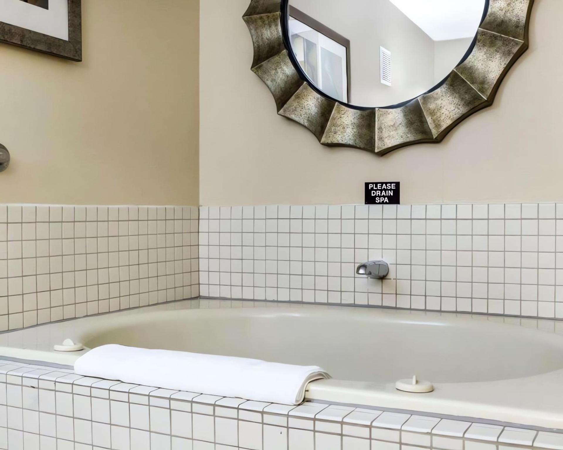 Quality Suites Near West Acres photo 12