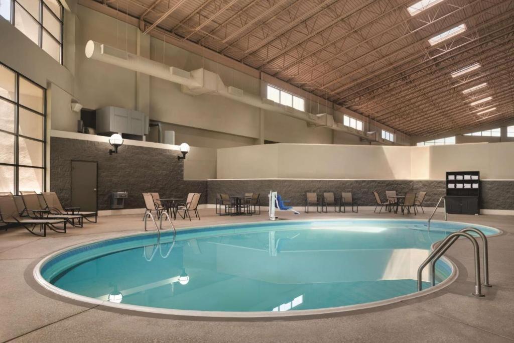Wyndham Garden Conference Center Champaign - Urbana photo 9