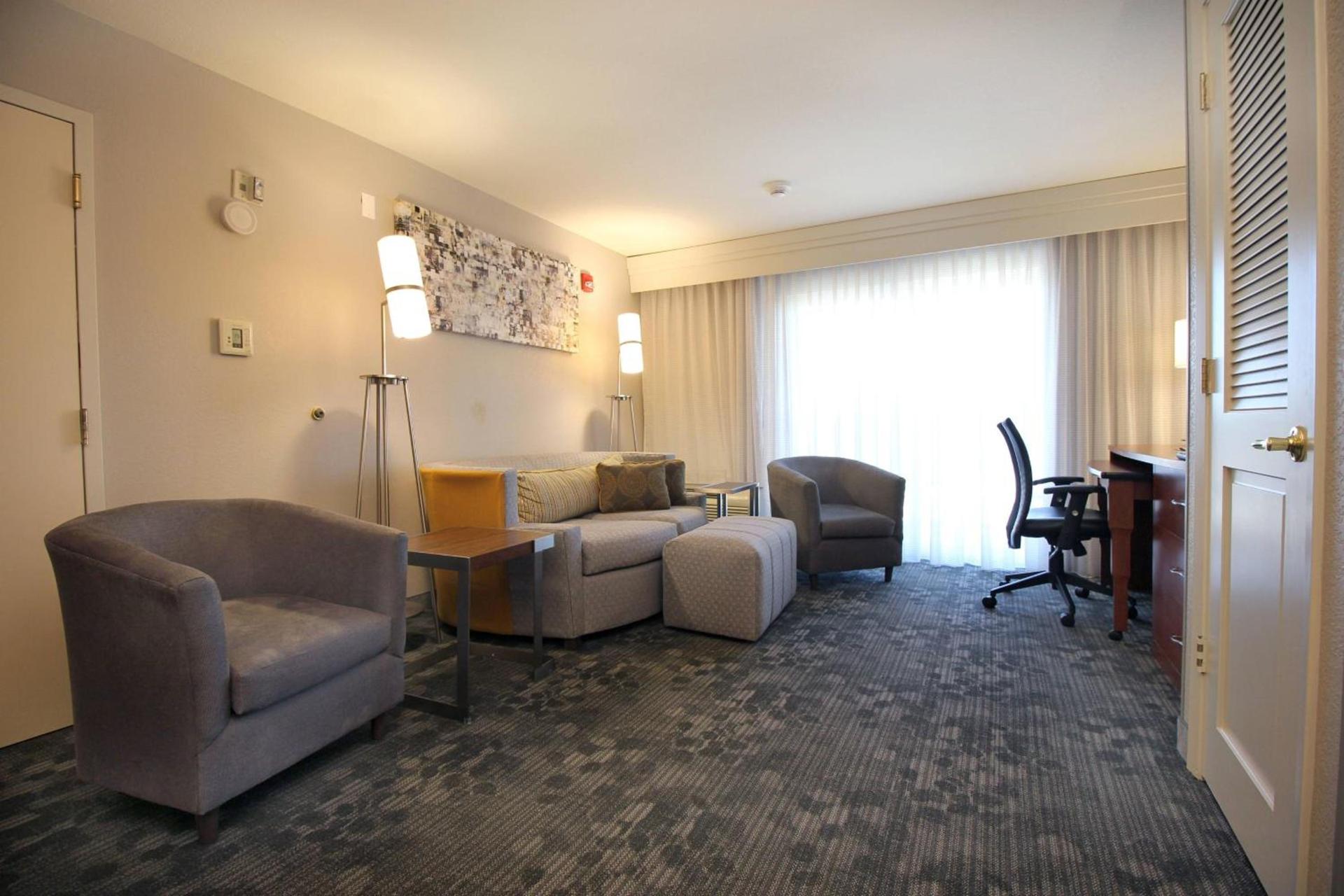 Courtyard by Marriott Merced photo 11