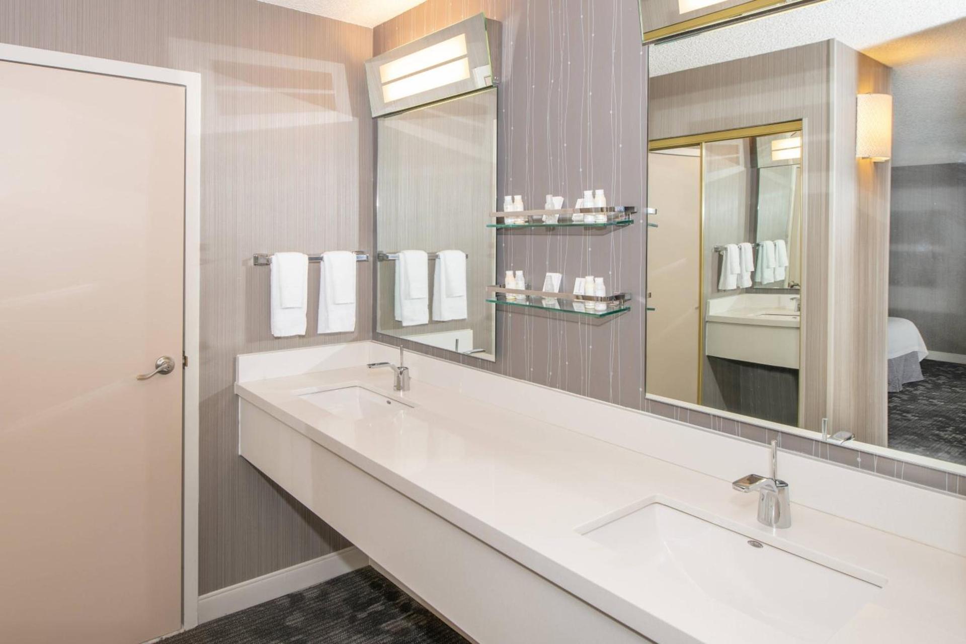 Courtyard by Marriott Oakland Airport photo 42