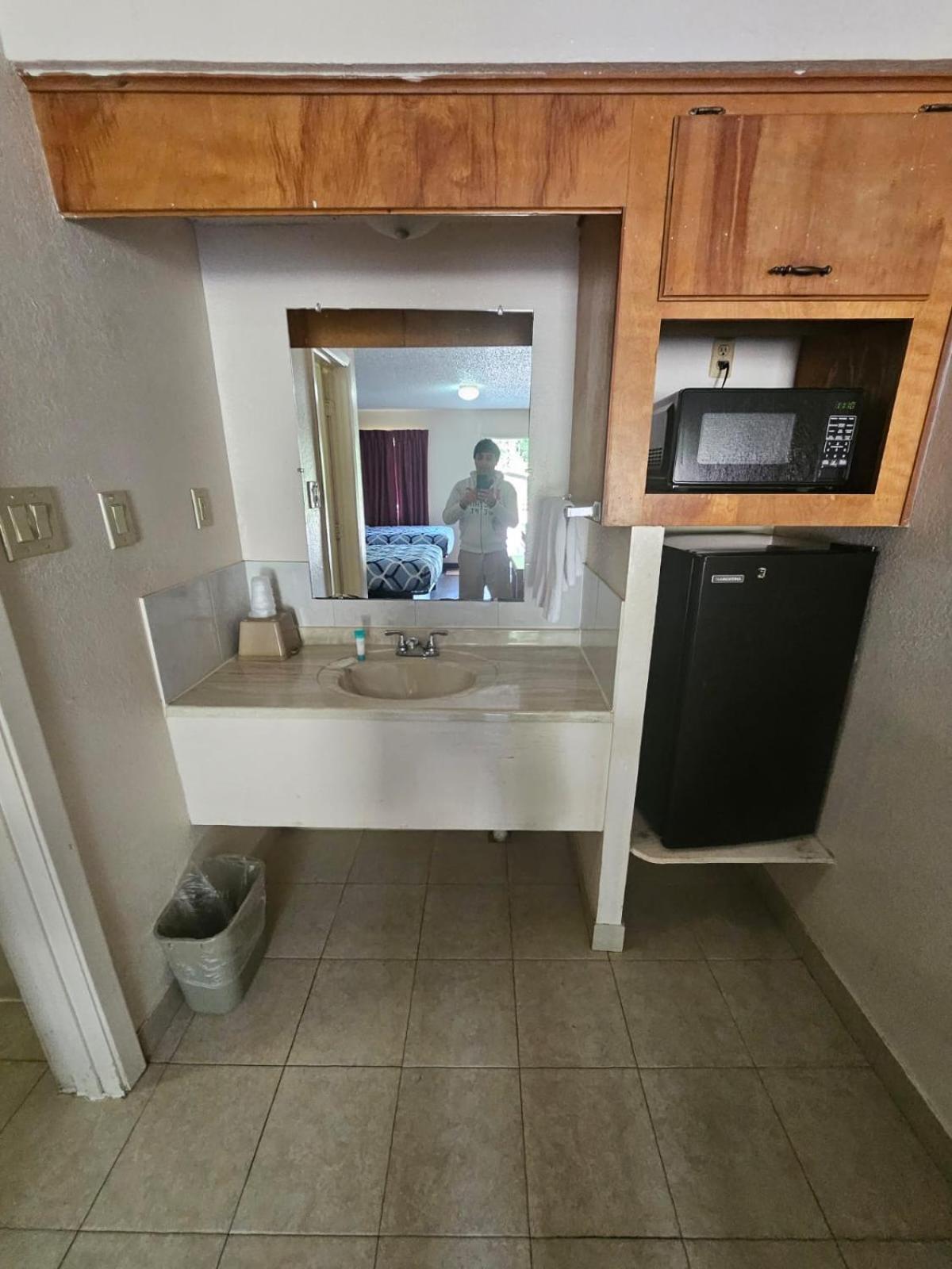 Regency Inn photo 35