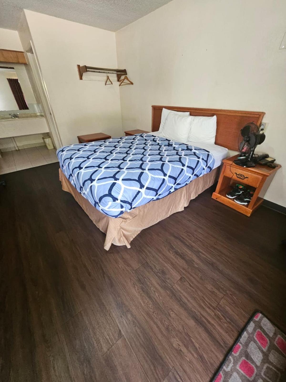 Regency Inn photo 36