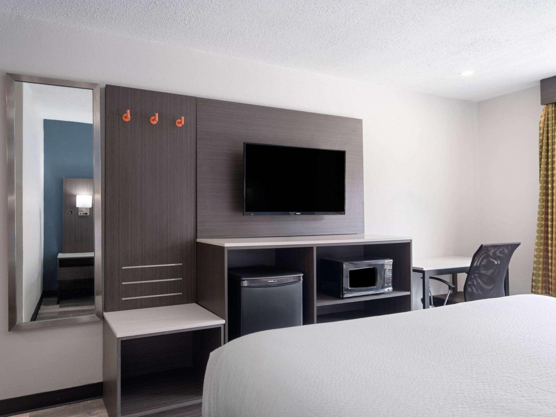 Baymont by Wyndham Indianapolis East photo 10