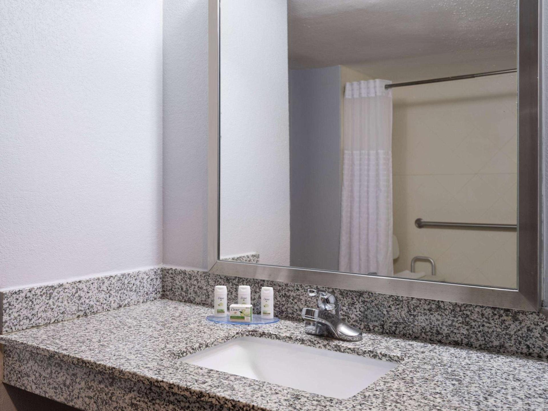 Baymont by Wyndham Indianapolis East photo 15