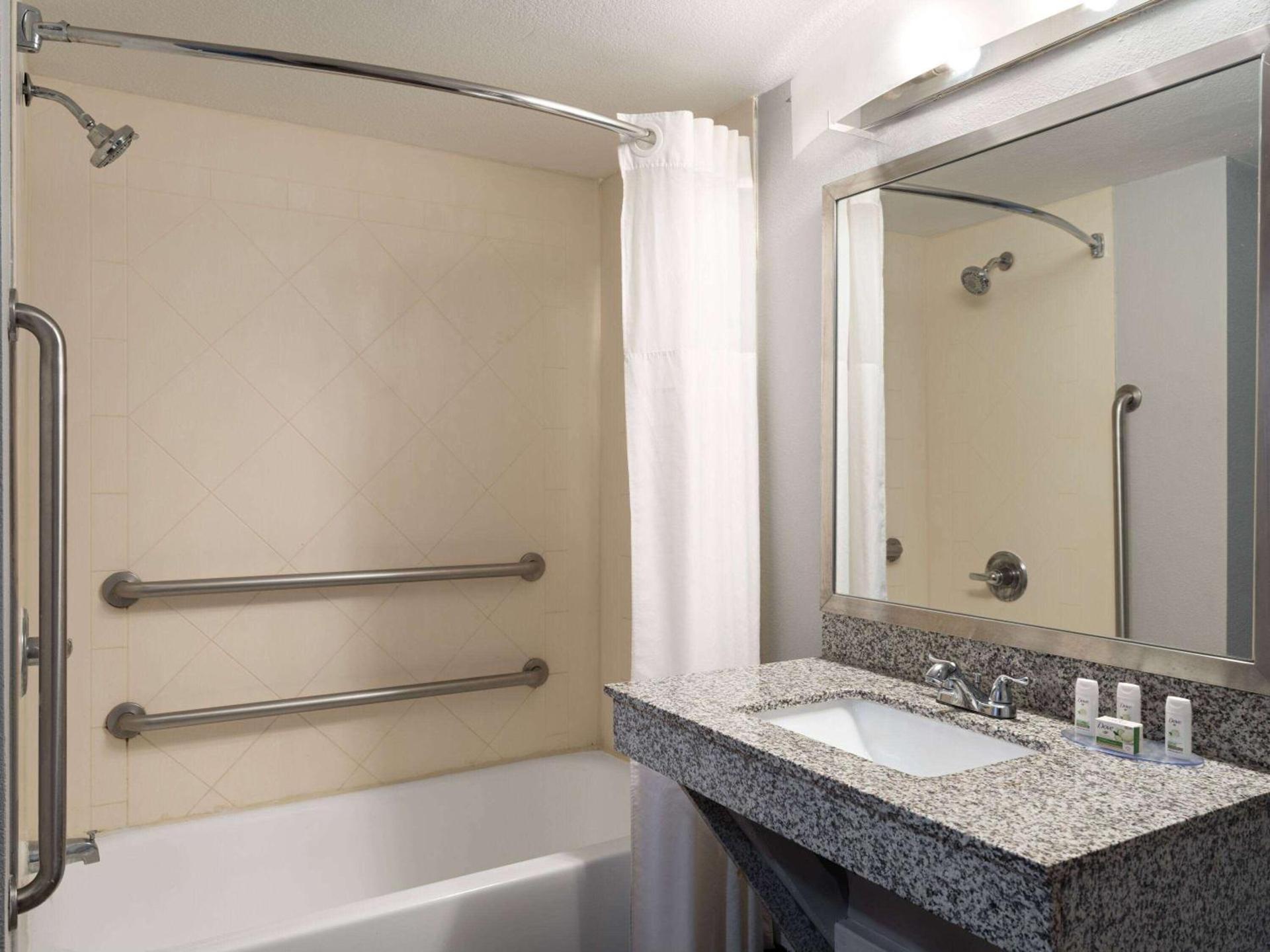 Baymont by Wyndham Indianapolis East photo 17