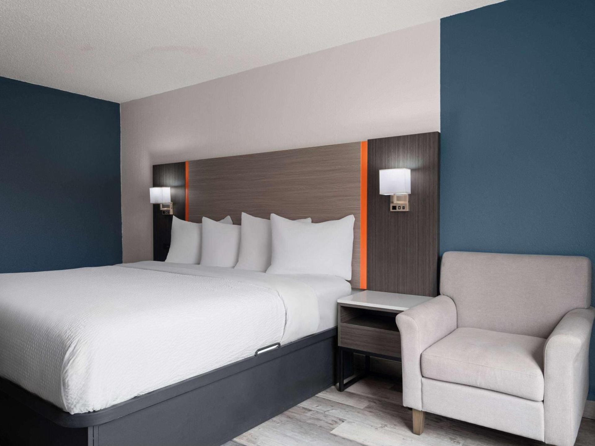 Baymont by Wyndham Indianapolis East photo 25