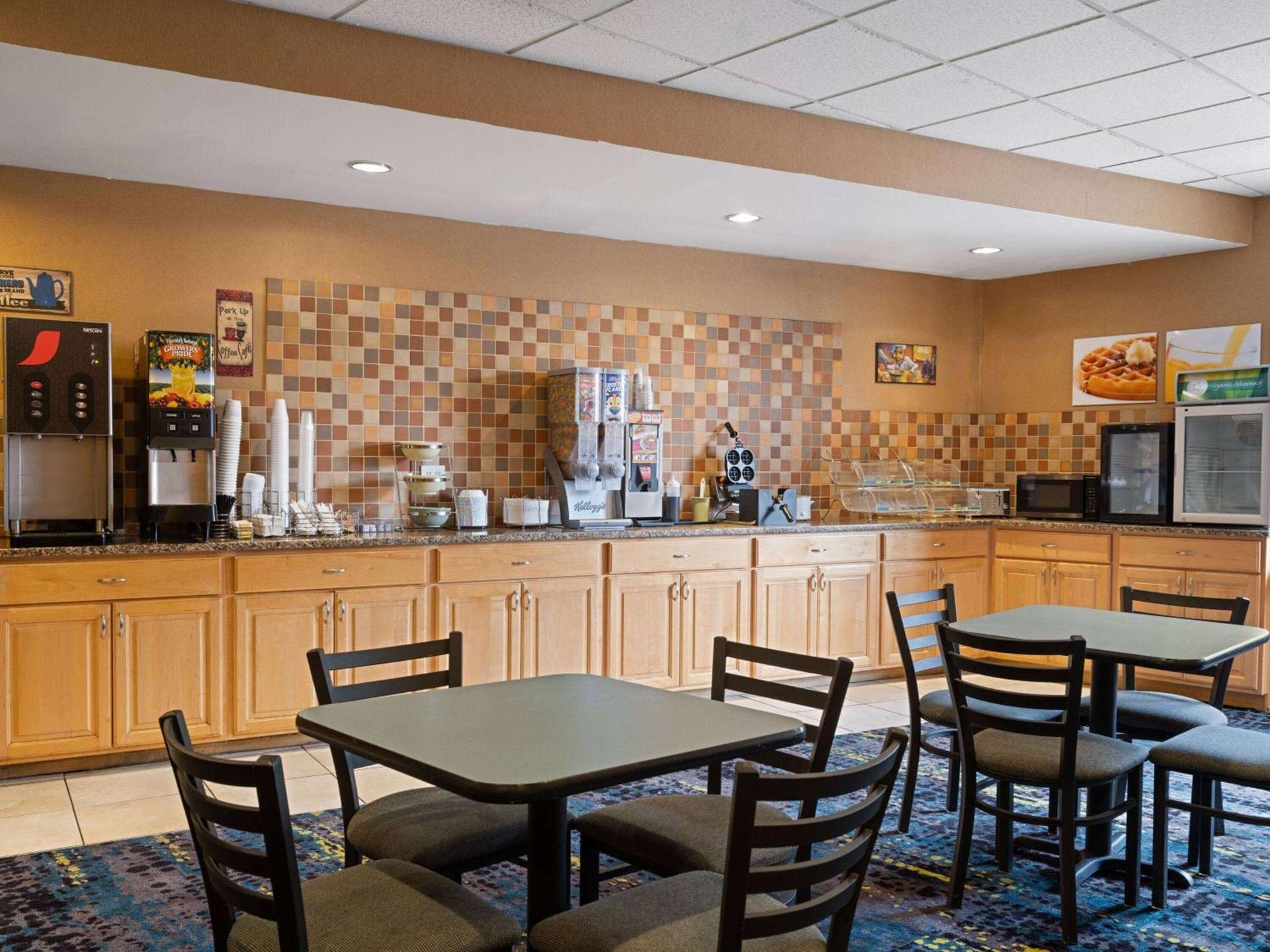Baymont by Wyndham Indianapolis East photo 28