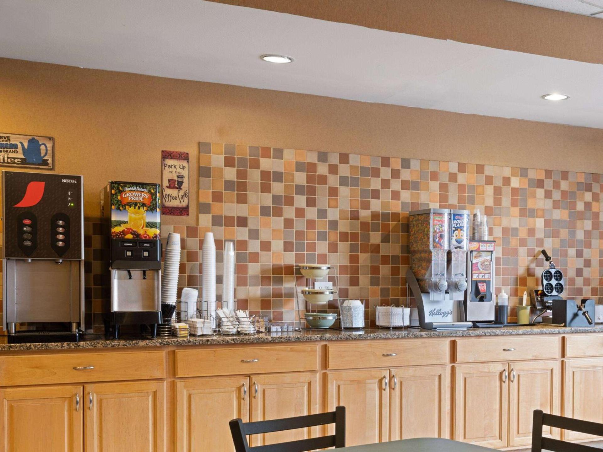 Baymont by Wyndham Indianapolis East photo 30