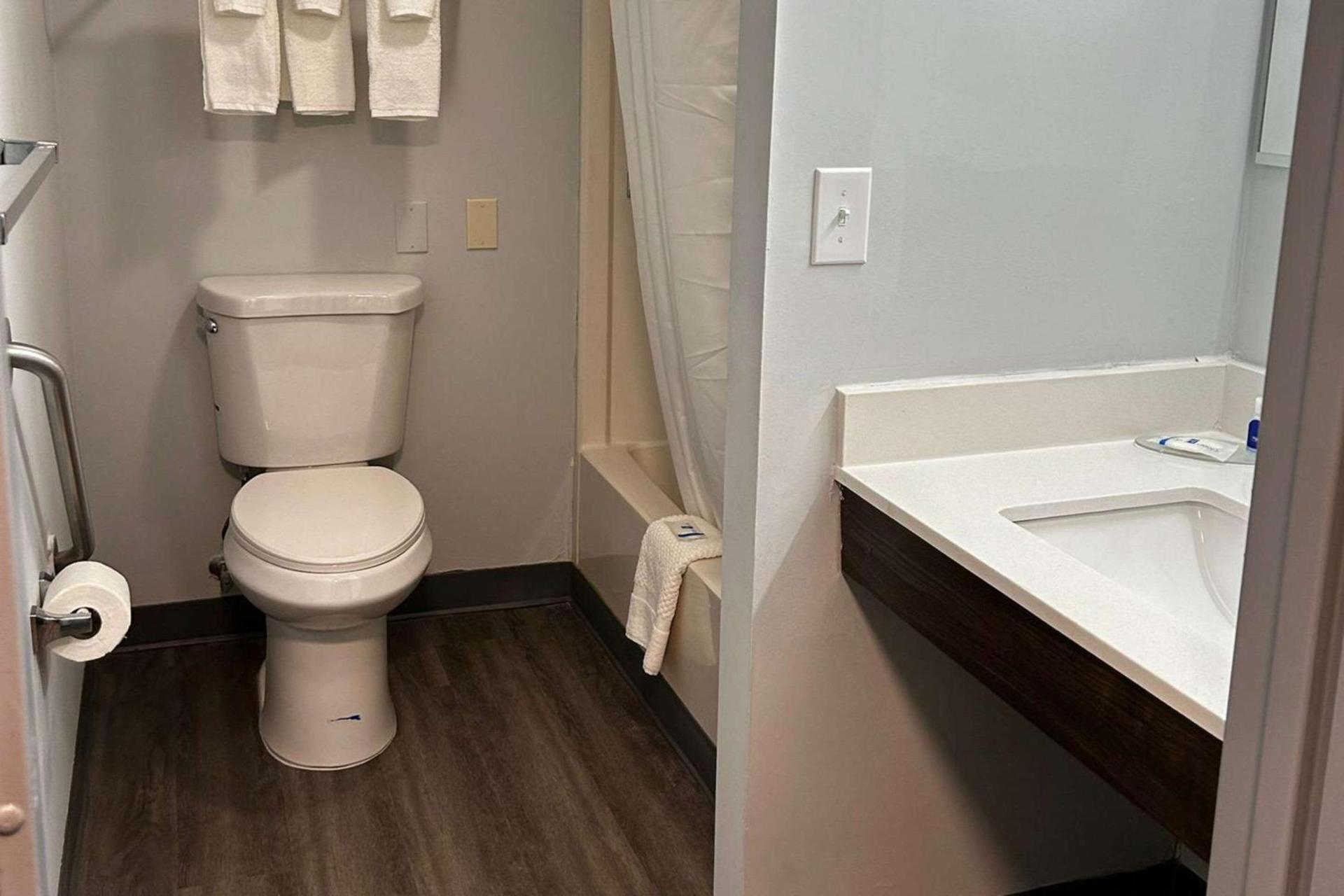 Clemmons Inn & Suites photo 8