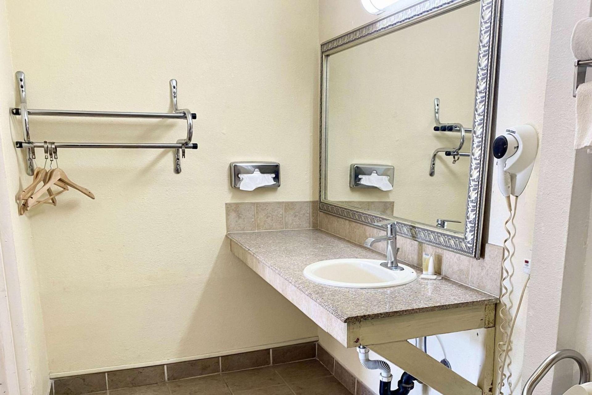 Super 8 by Wyndham Albuquerque Downtown photo 3