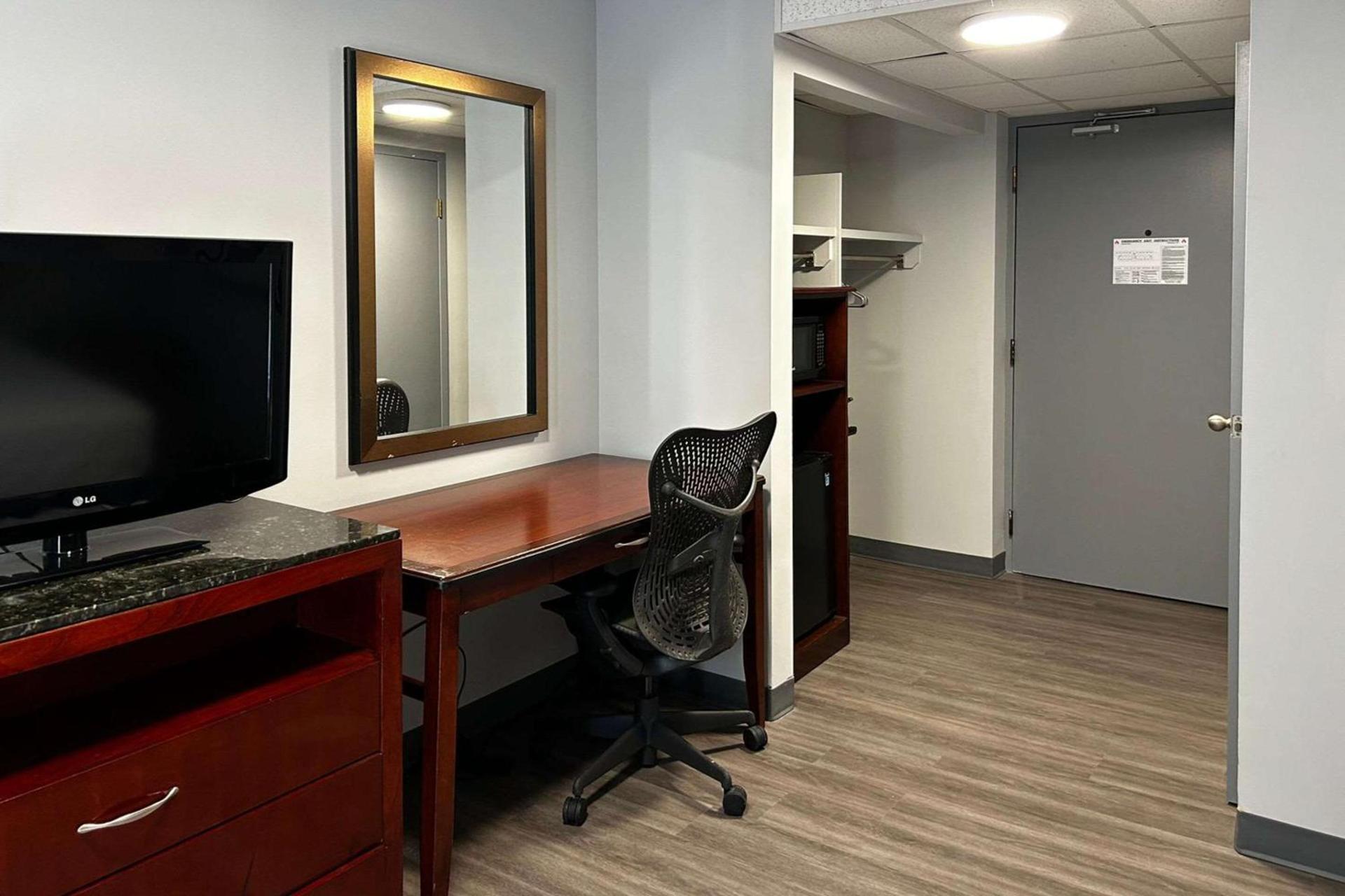 Clemmons Inn & Suites photo 7