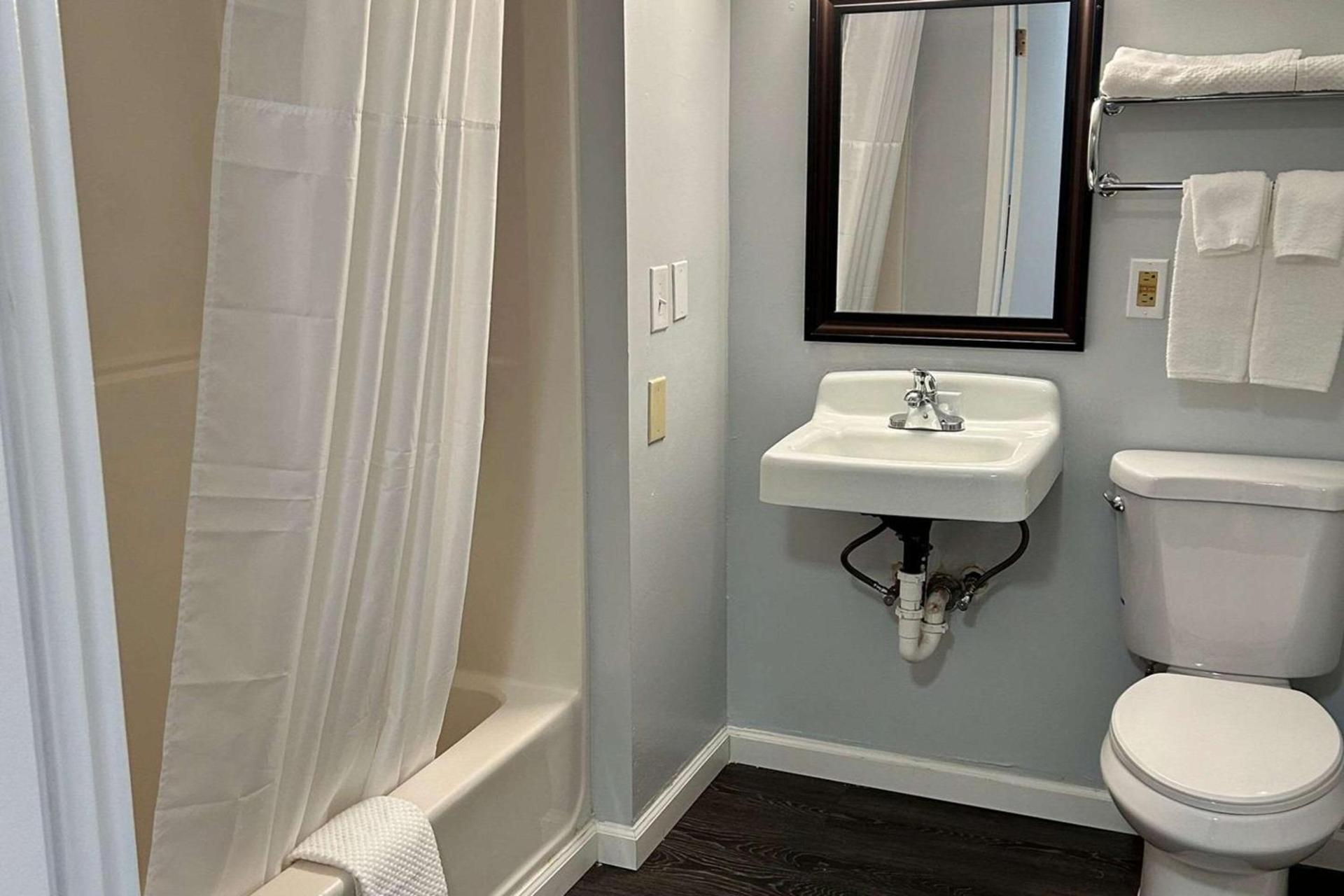 Clemmons Inn & Suites photo 9