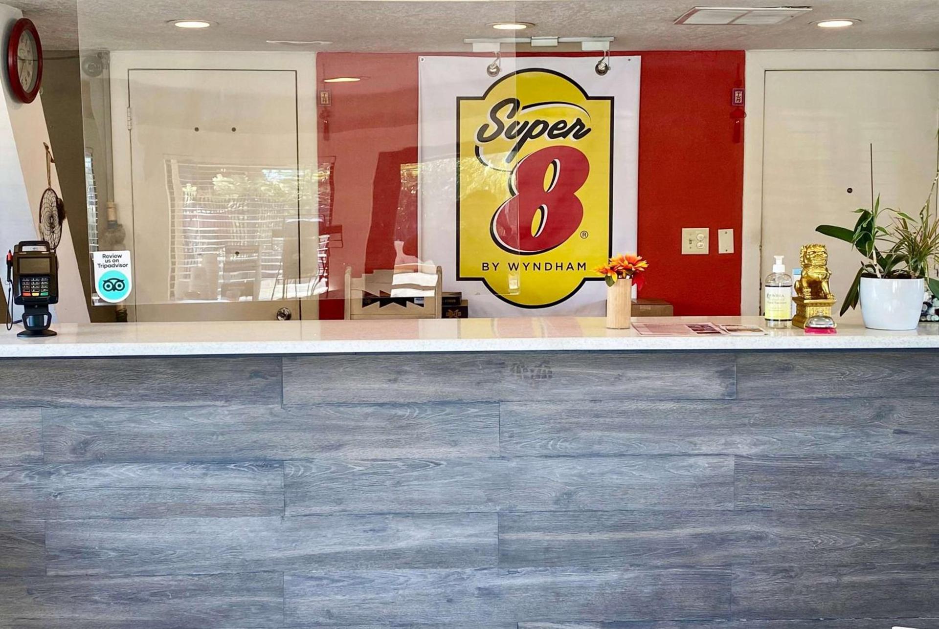 Super 8 by Wyndham Albuquerque Downtown photo 2