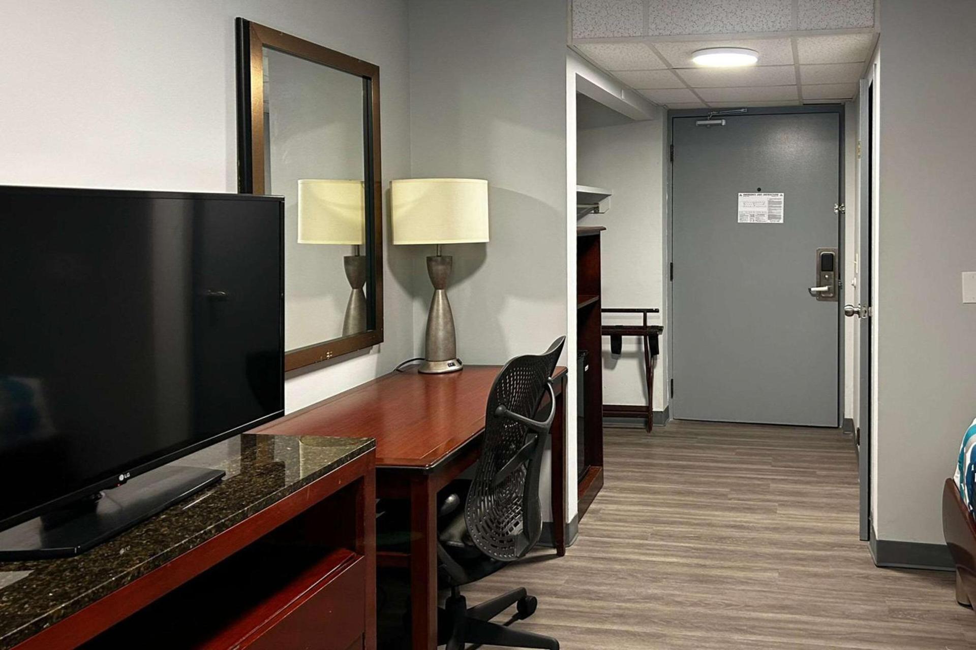 Clemmons Inn & Suites photo 5