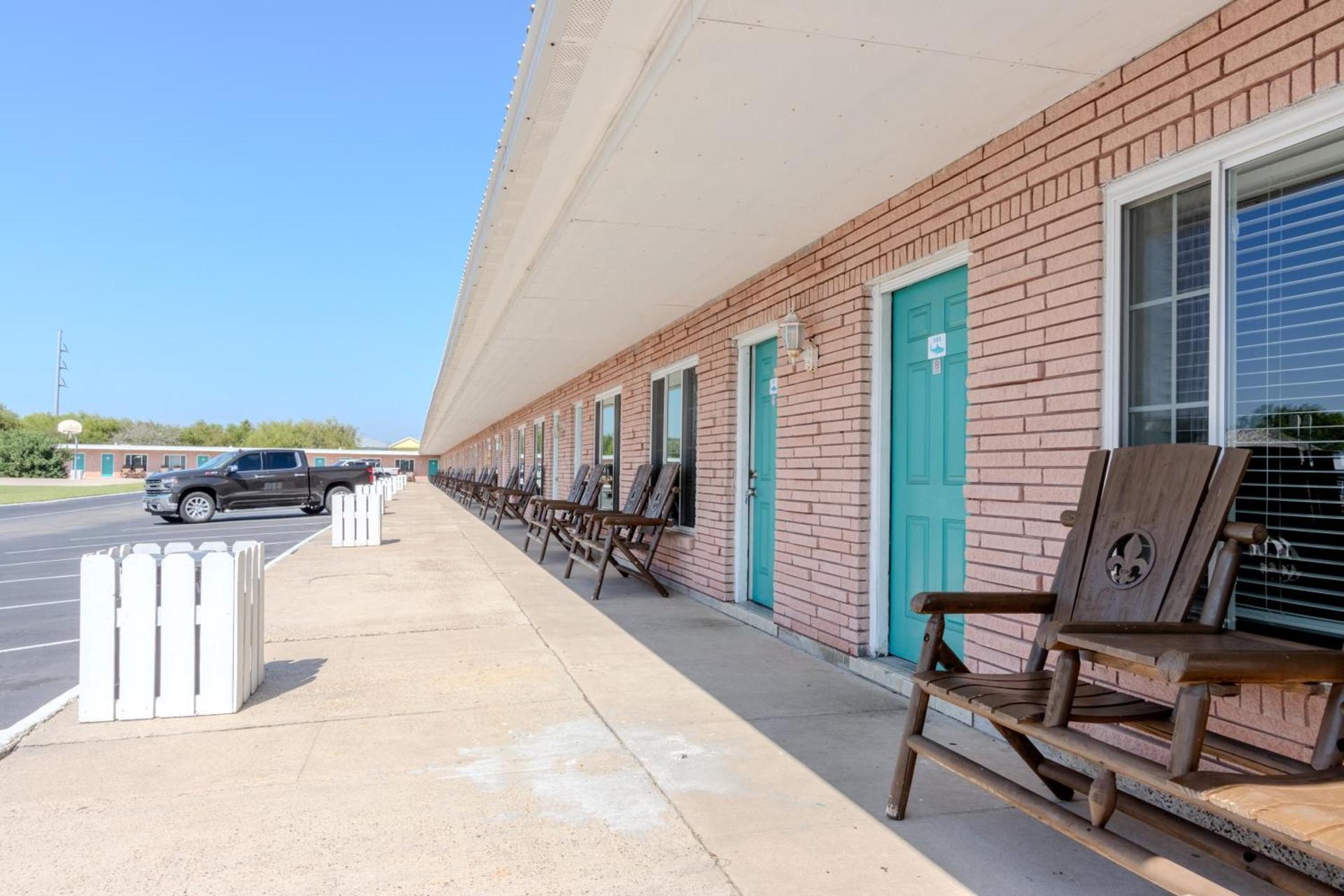 Shark Reef Resort Motel & Cottages — hotel in Port Aransas