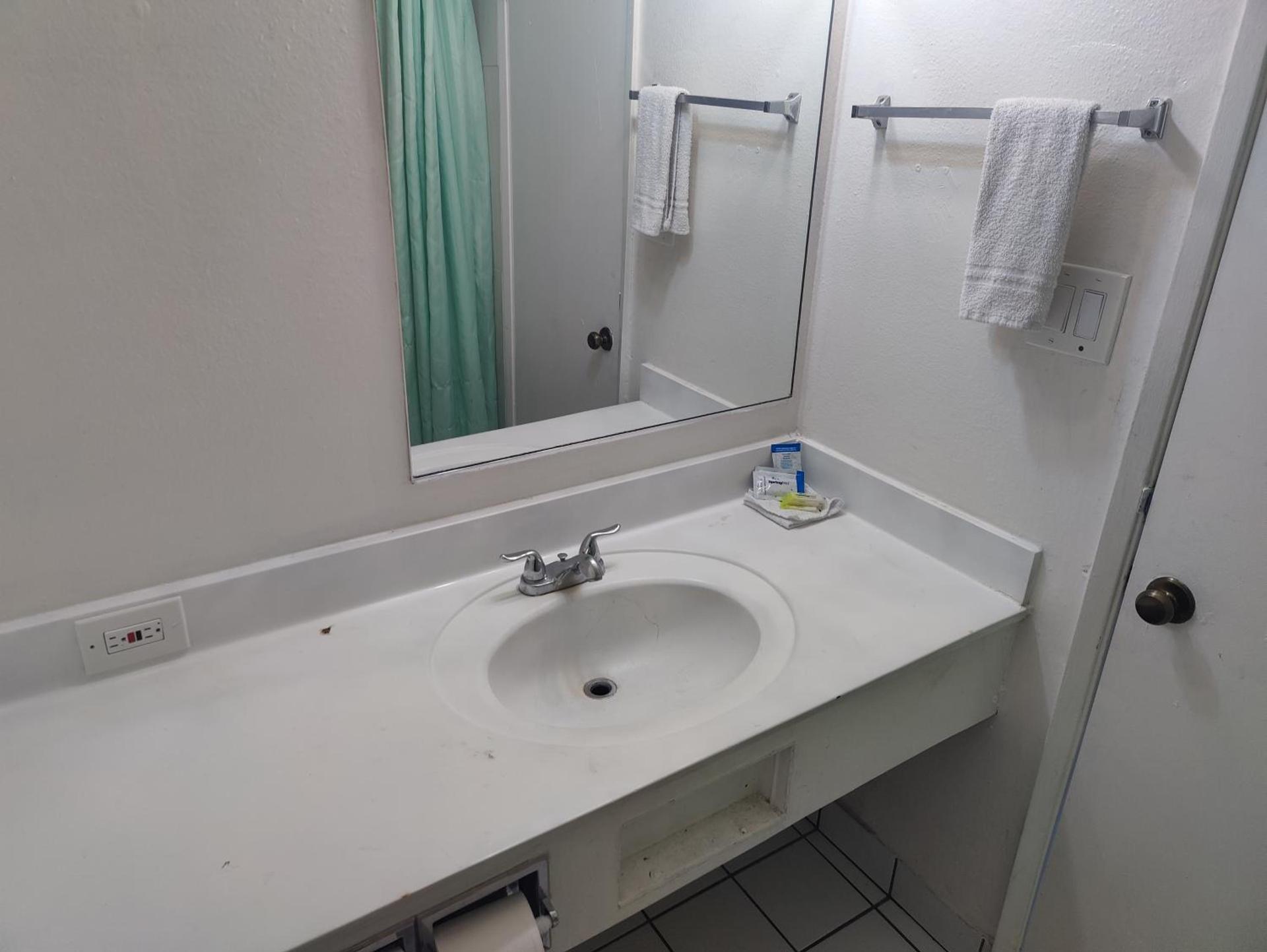 Best Inn & Suites photo 3