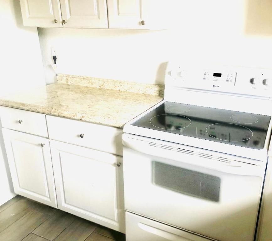 Zèn - Female Only Dorms - Men Only Dorms - No Mix- WiFi - Parking - Coffee - Lockers -Airport-Hard Rock Casino - Fort Lauderdale Beach - Cruise Port - Holl photo 17