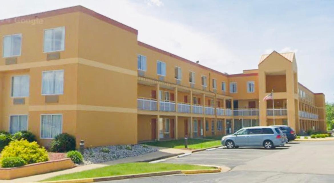 Copley Inn & Suites By OYO Akron OH photo 2
