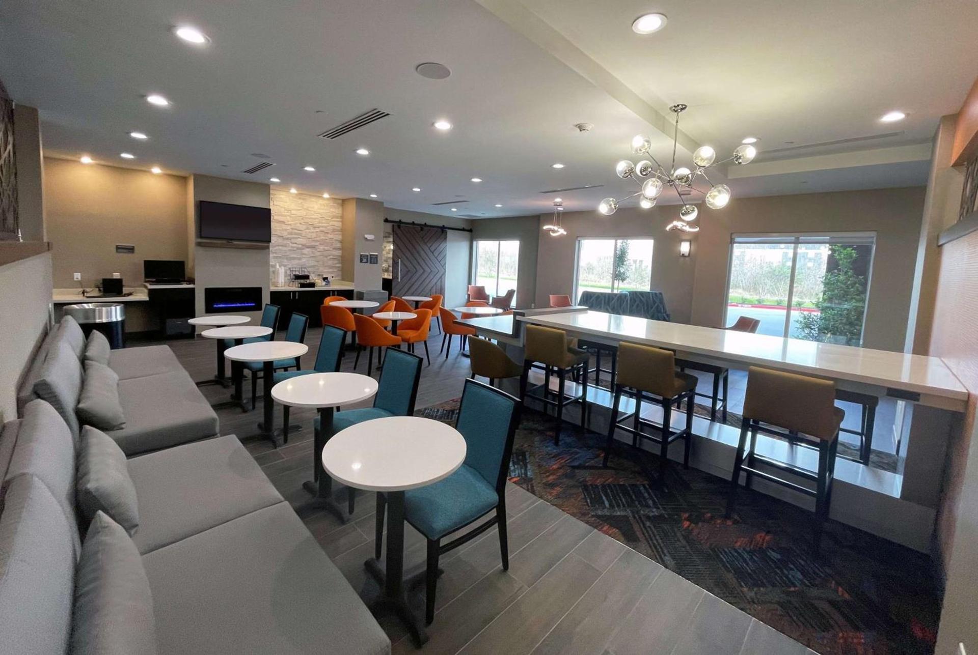 La Quinta Inn & Suites by Wyndham Sulphur Lake Charles photo 3