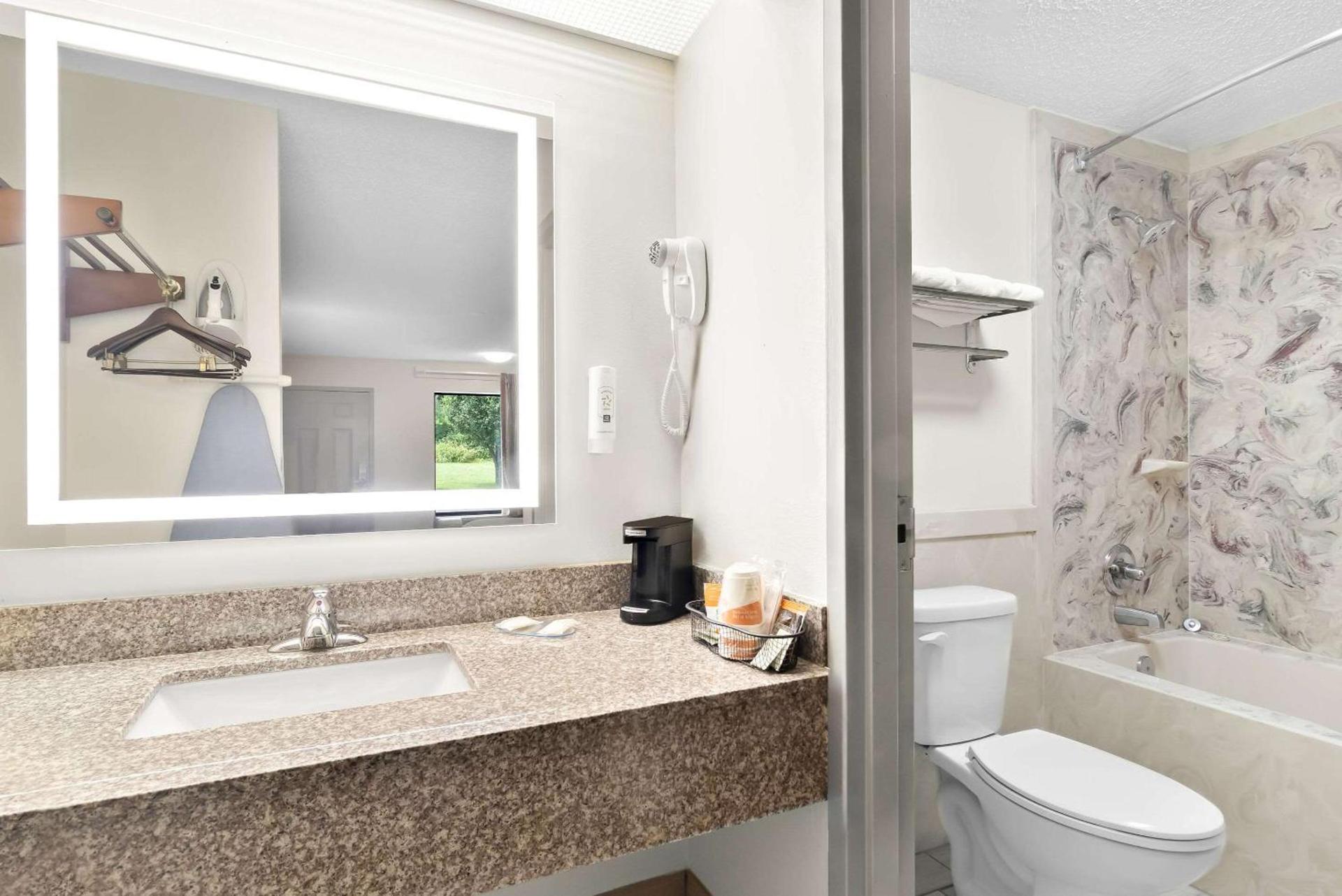 Quality Inn Russellville photo 14