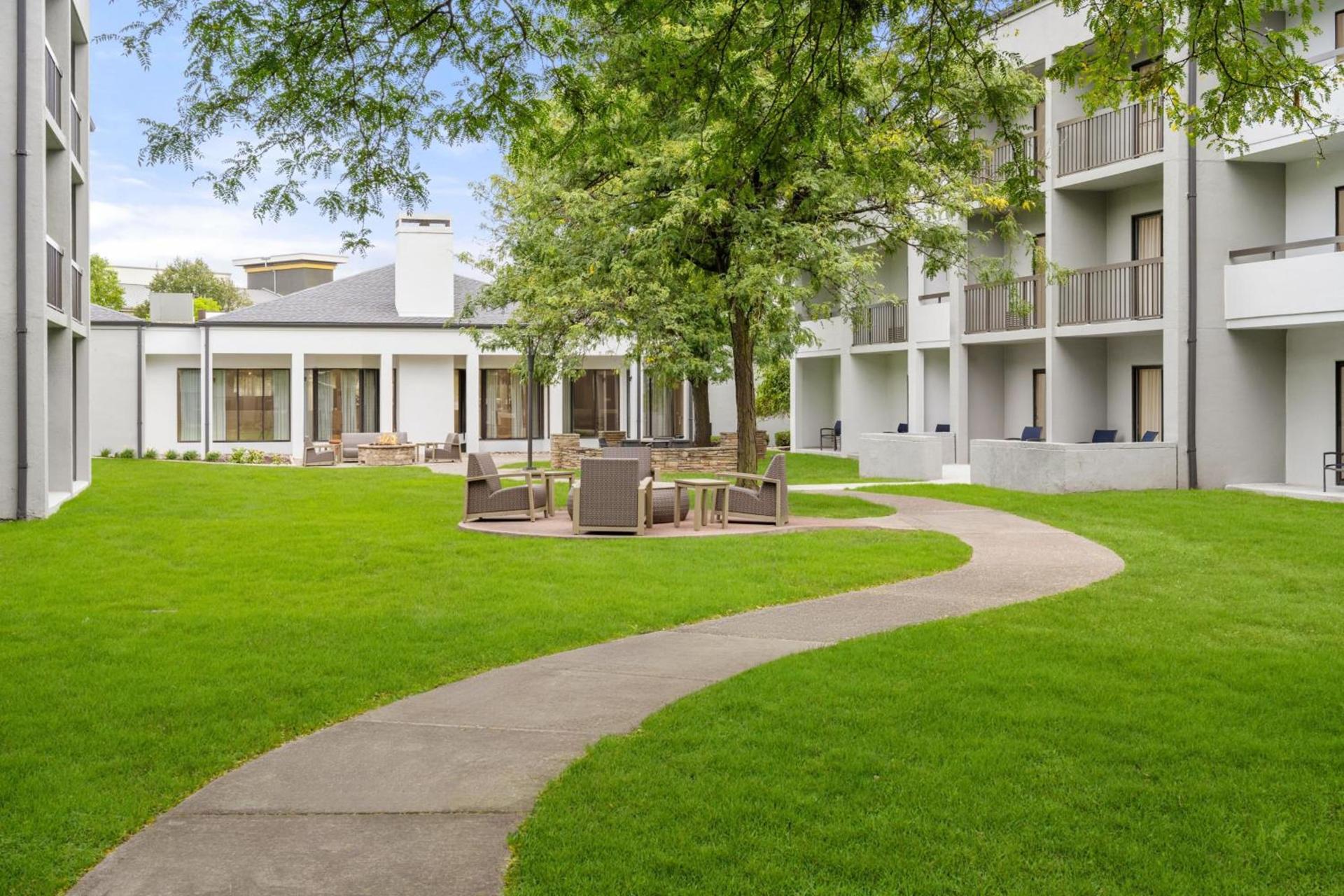 Courtyard Detroit Metro Airport Romulus photo 9