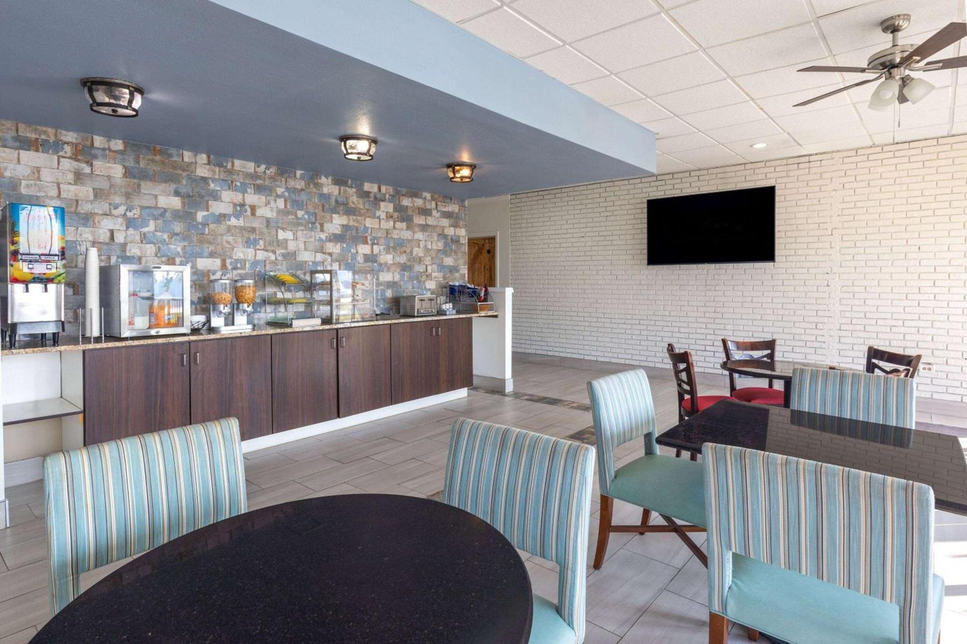 Super 8 by Wyndham Riverside AL photo 15