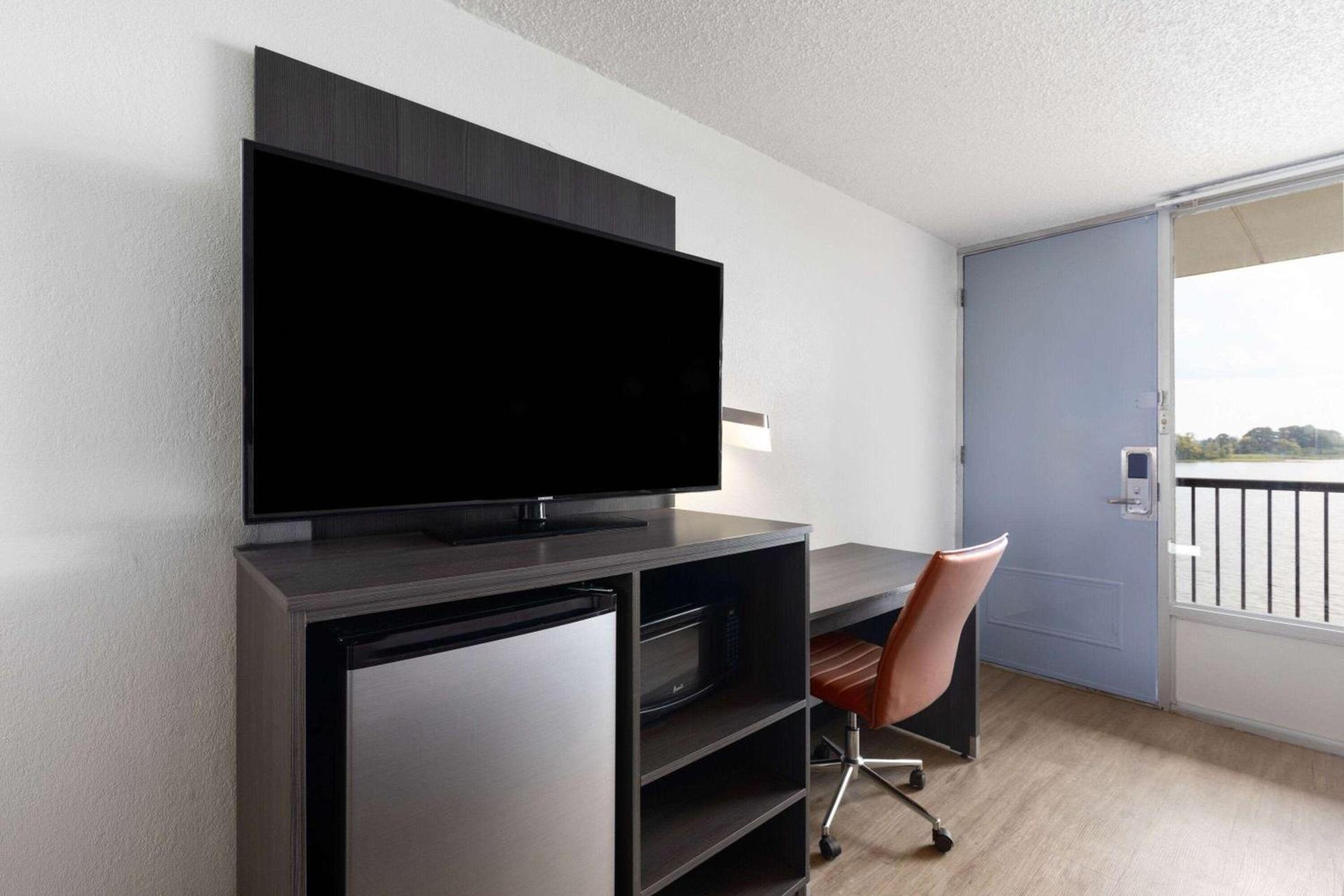 Super 8 by Wyndham Riverside AL photo 11
