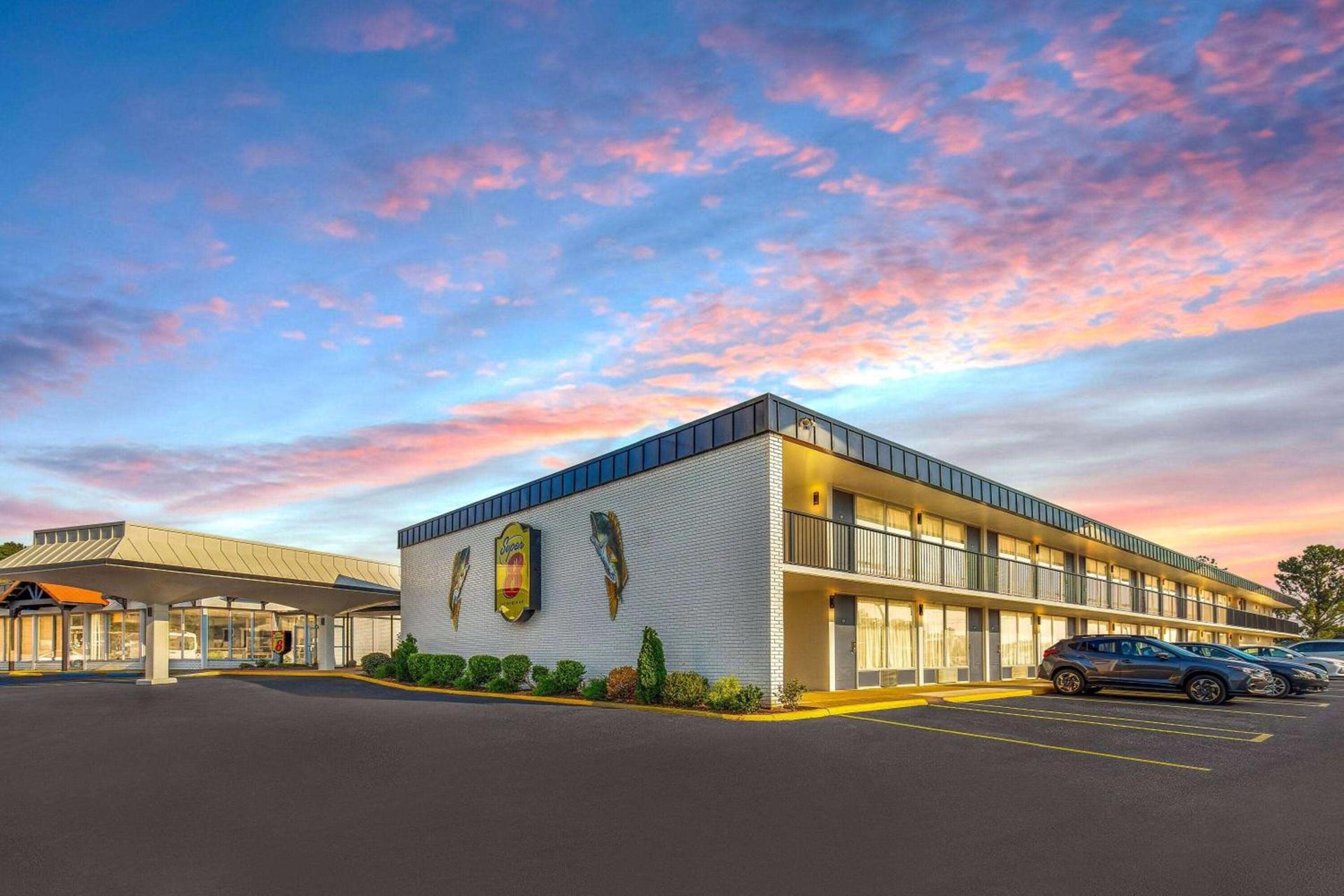 Super 8 by Wyndham Riverside AL photo 3