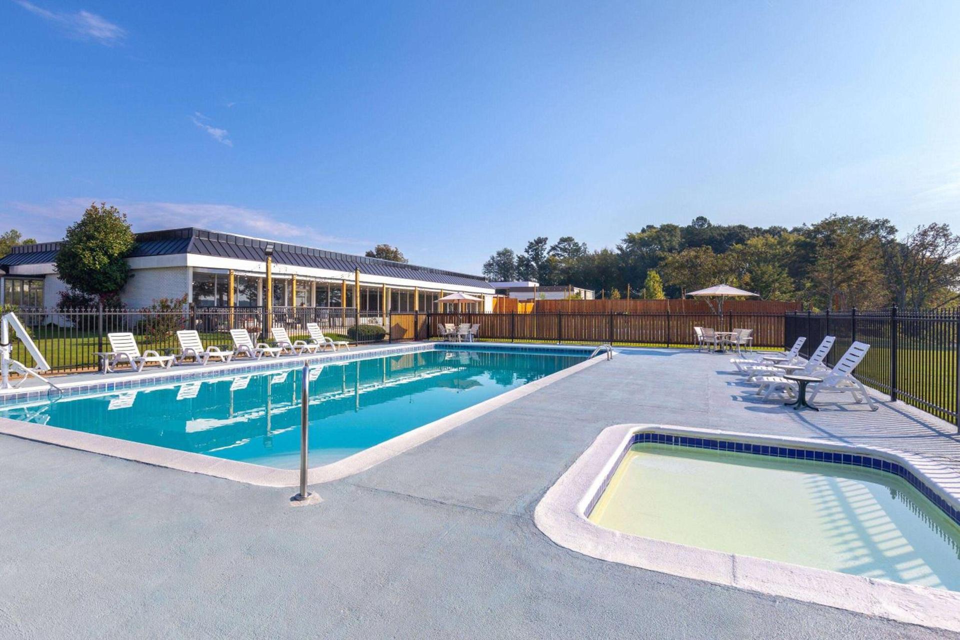 Super 8 by Wyndham Riverside AL photo 7