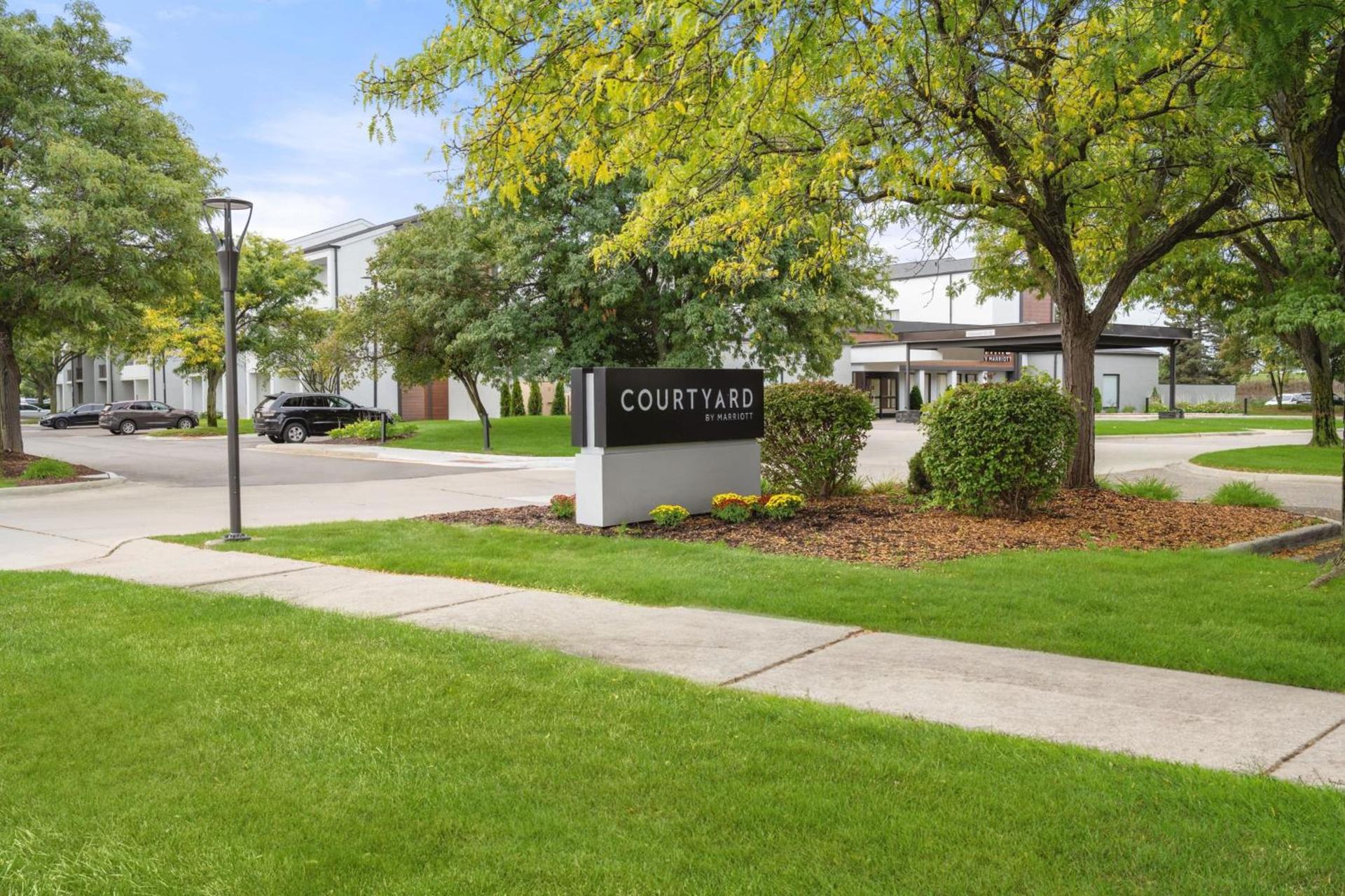 Courtyard Detroit Metro Airport Romulus photo 1