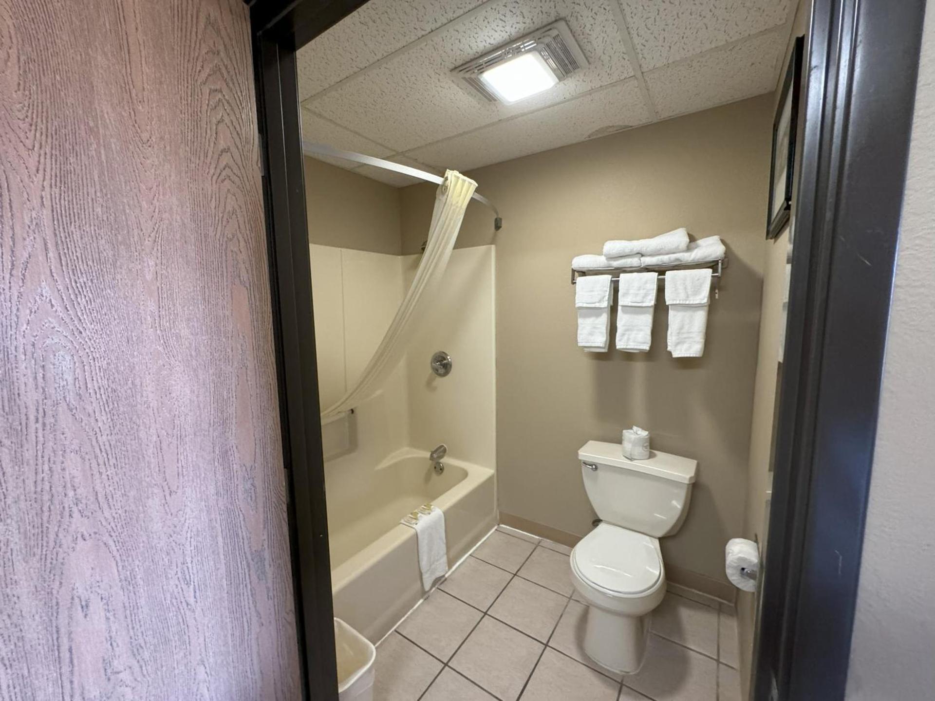 Super 8 by Wyndham Winfield-Quail Ridge Area photo 32