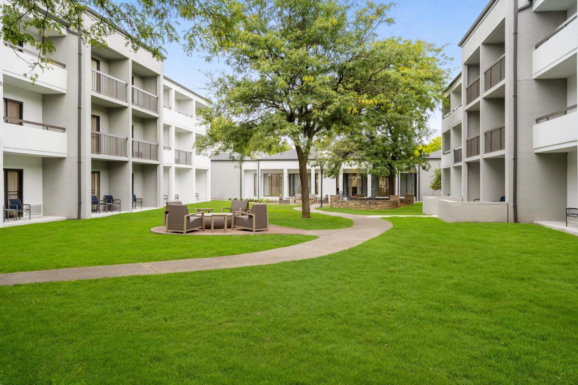 Courtyard Detroit Metro Airport Romulus photo 36