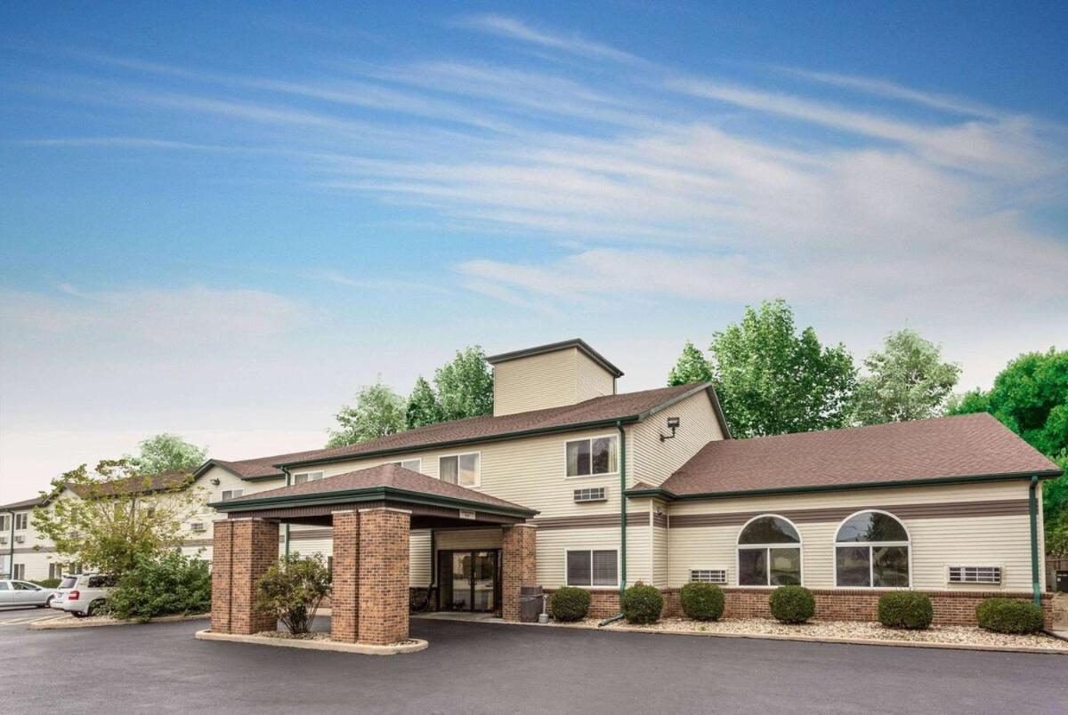 Rock Island Inn & Suites Streator , IL photo 9