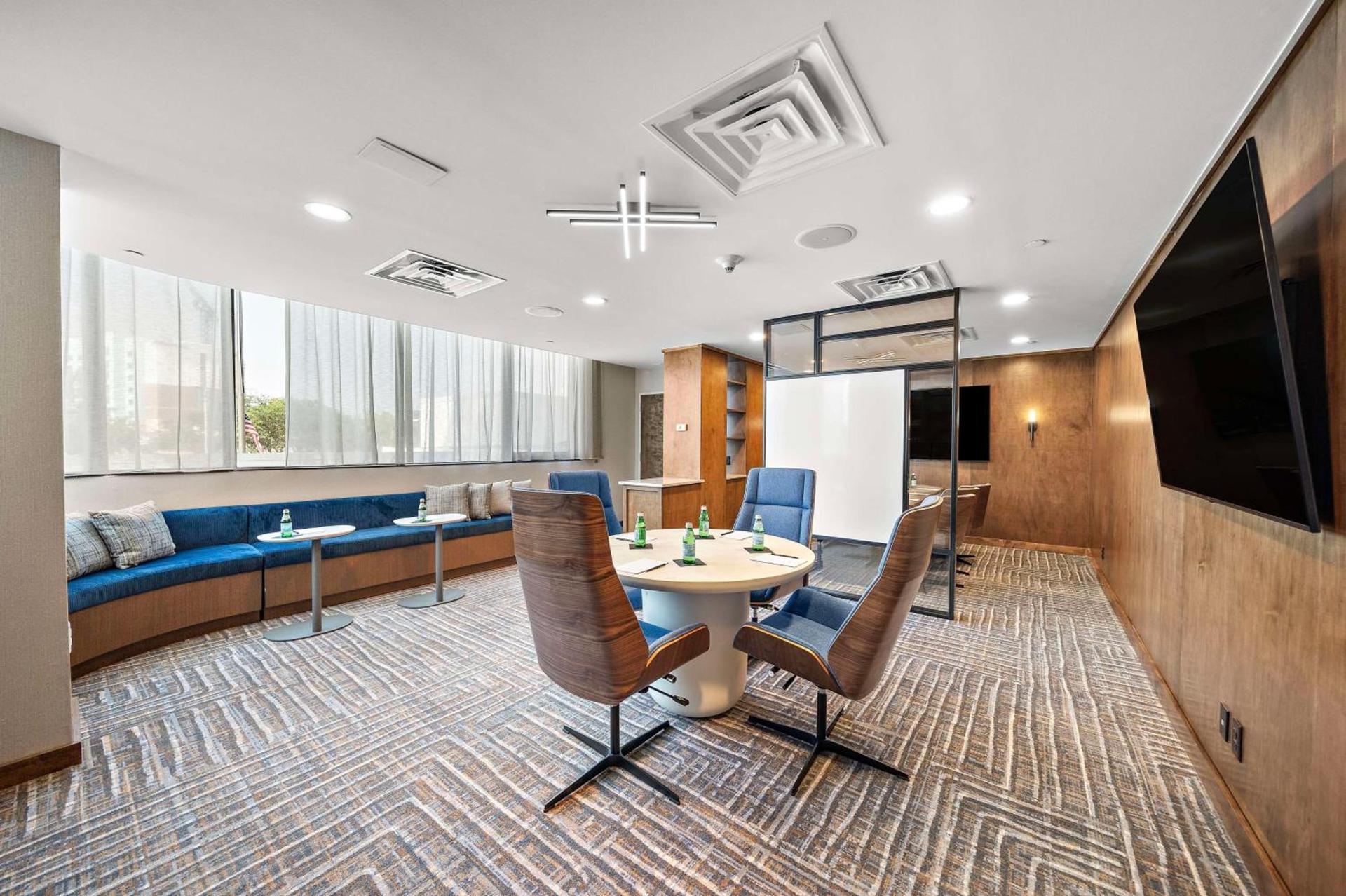 Hilton College Station & Conference Center photo 55