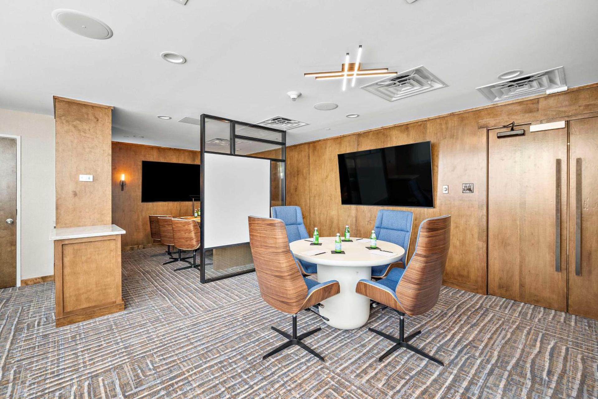 Hilton College Station & Conference Center photo 54