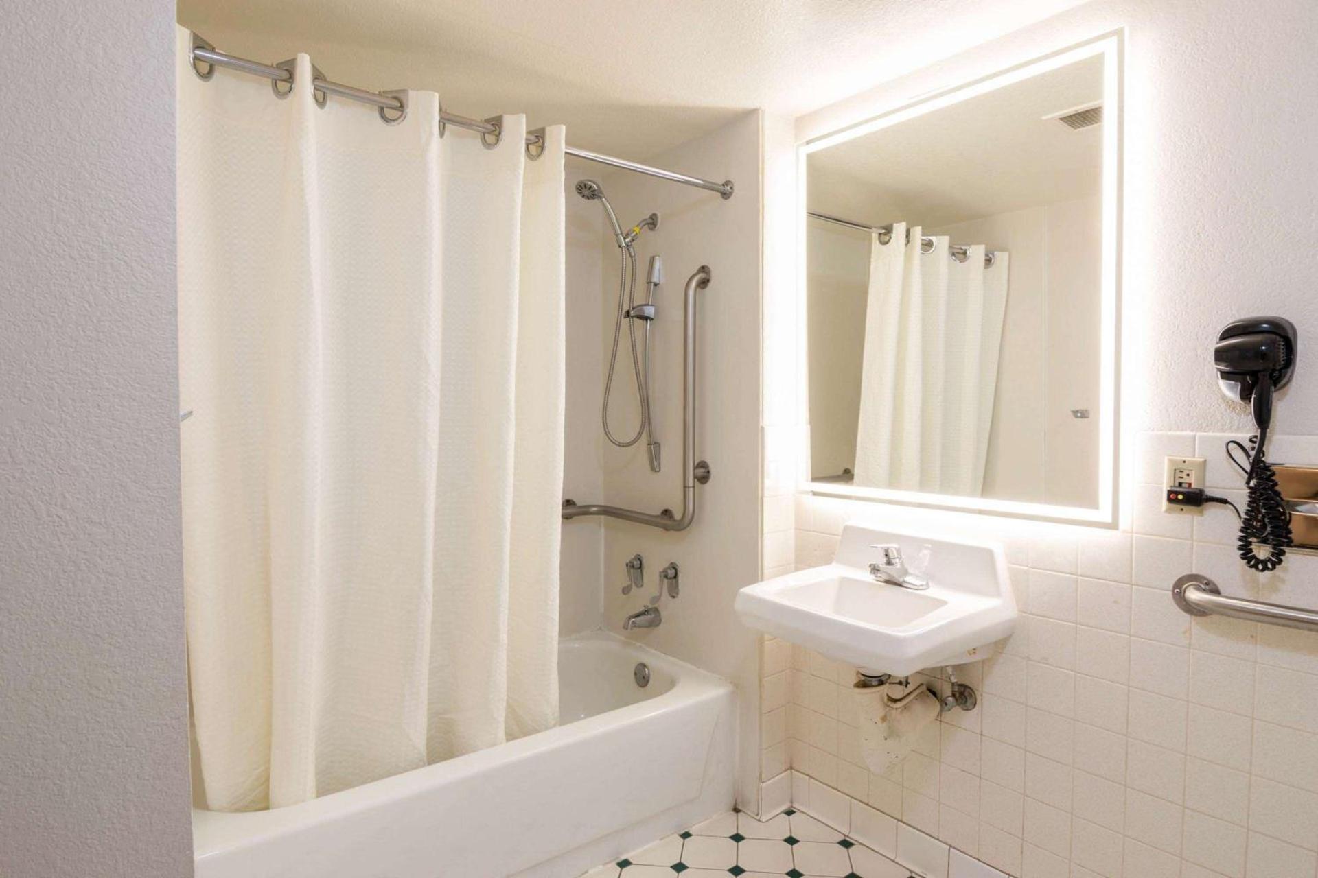 La Quinta Inn by Wyndham Stockton photo 28