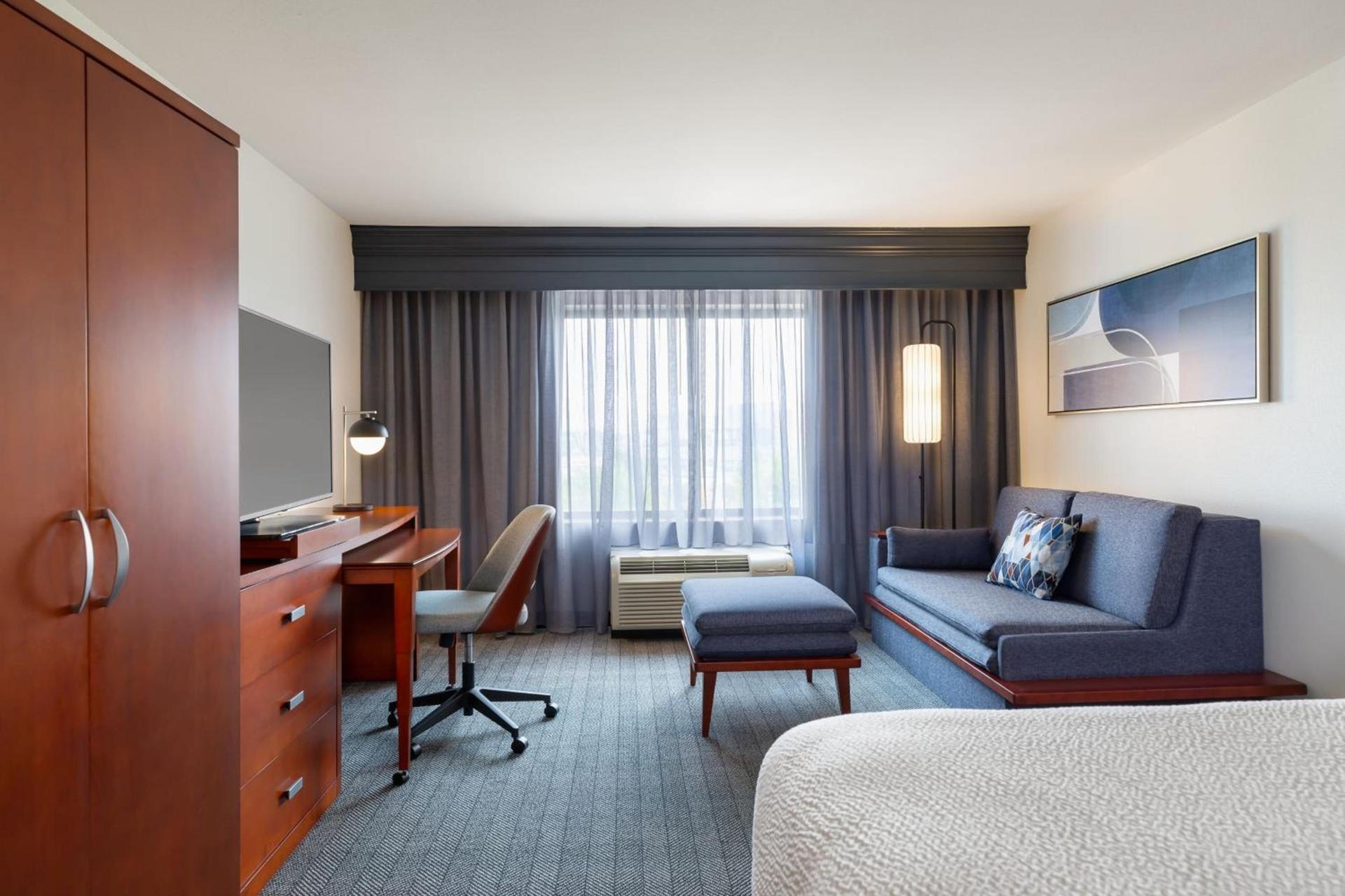 Courtyard by Marriott Madison West / Middleton photo 14