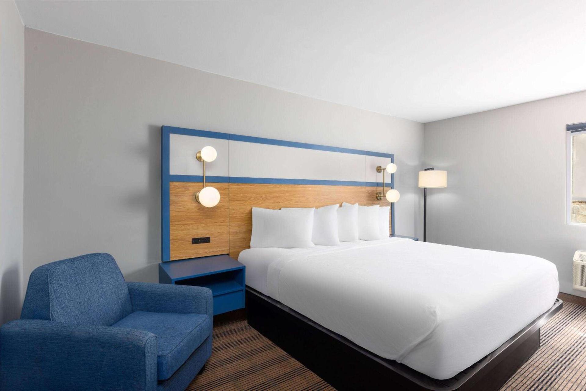 AmericInn by Wyndham Omaha Near Zoo photo 15