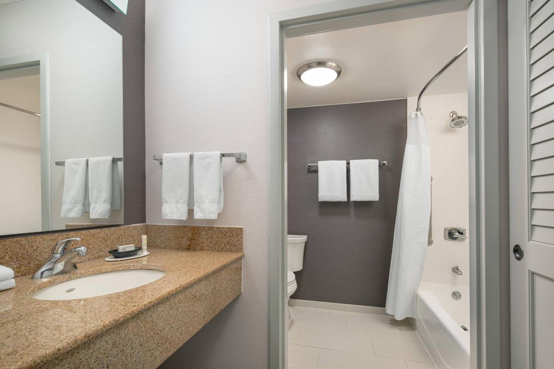 Courtyard by Marriott Pleasanton photo 11