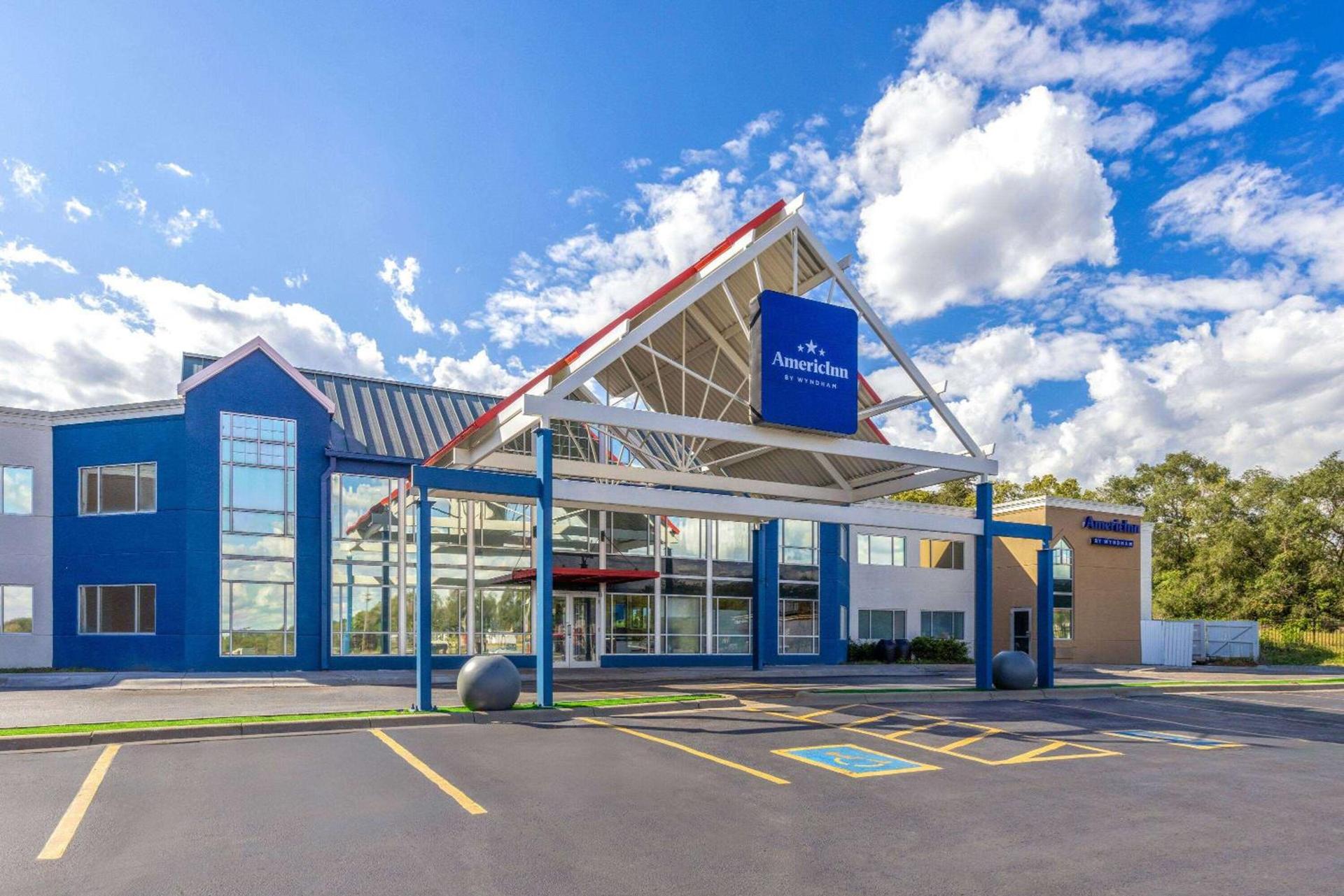 AmericInn by Wyndham Omaha Near Zoo photo 3