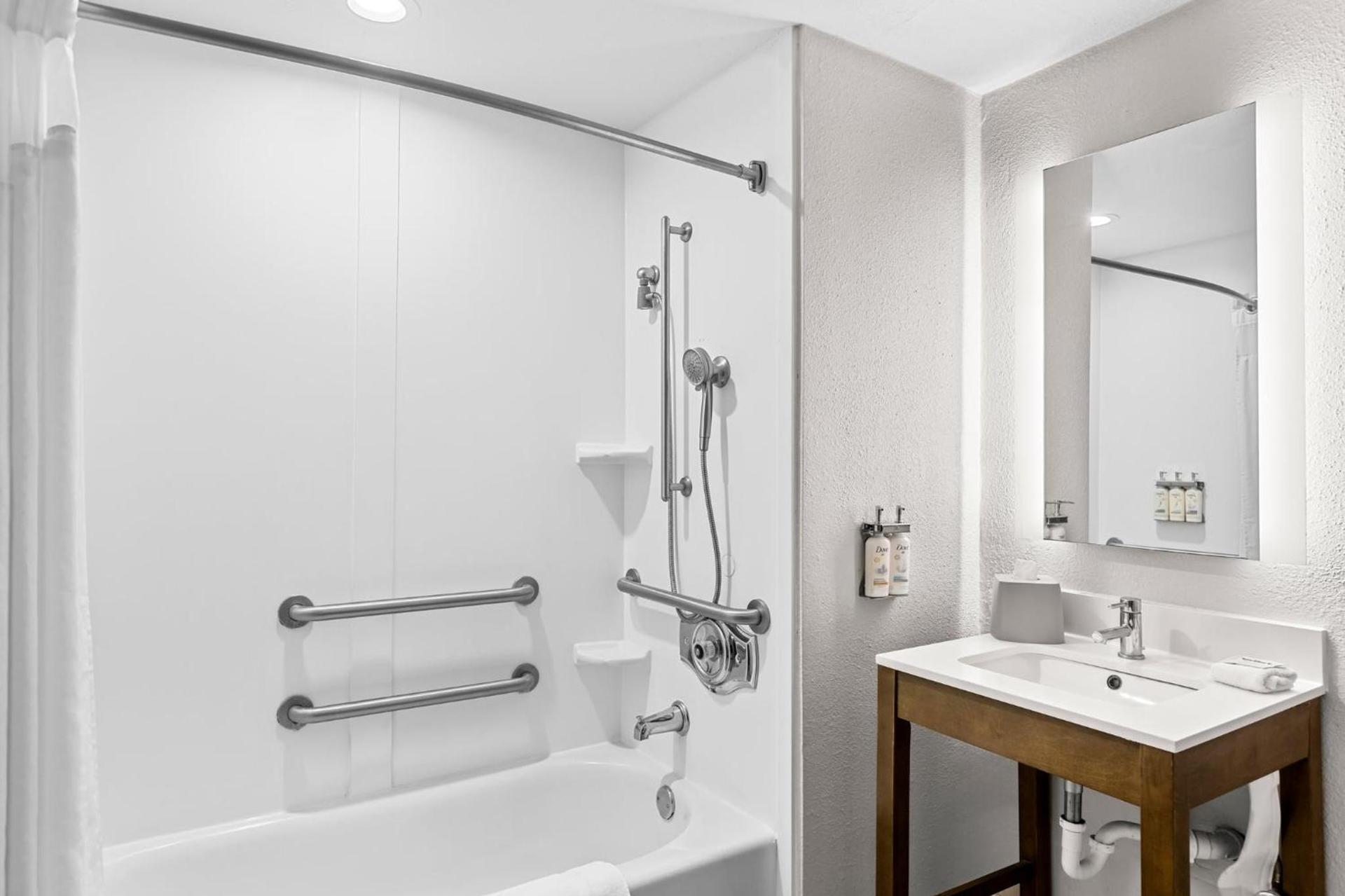 Holiday Inn Express Hotel & Suites Savannah Midtown by IHG photo 69