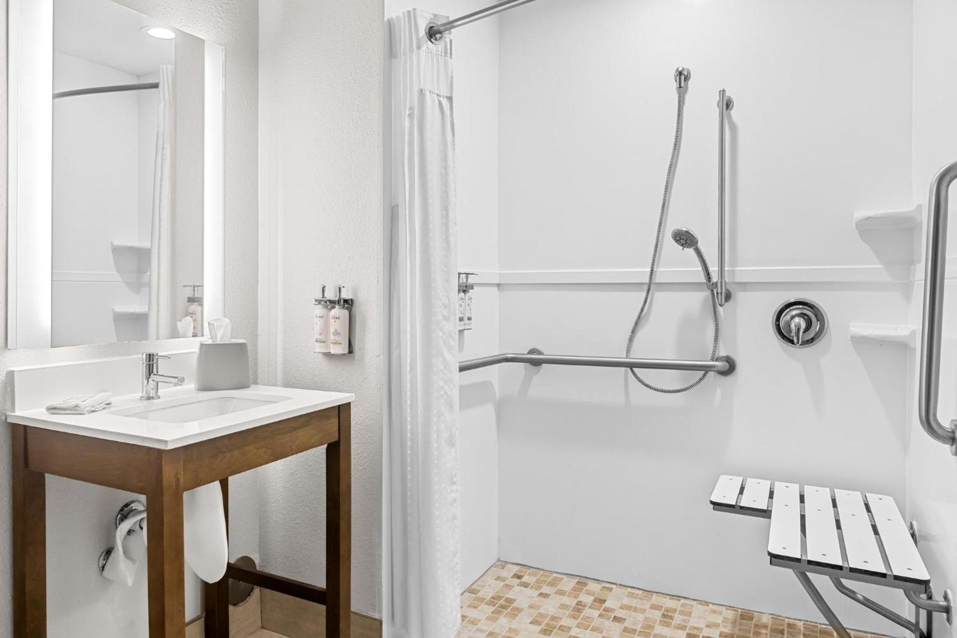 Holiday Inn Express Hotel & Suites Savannah Midtown by IHG photo 73