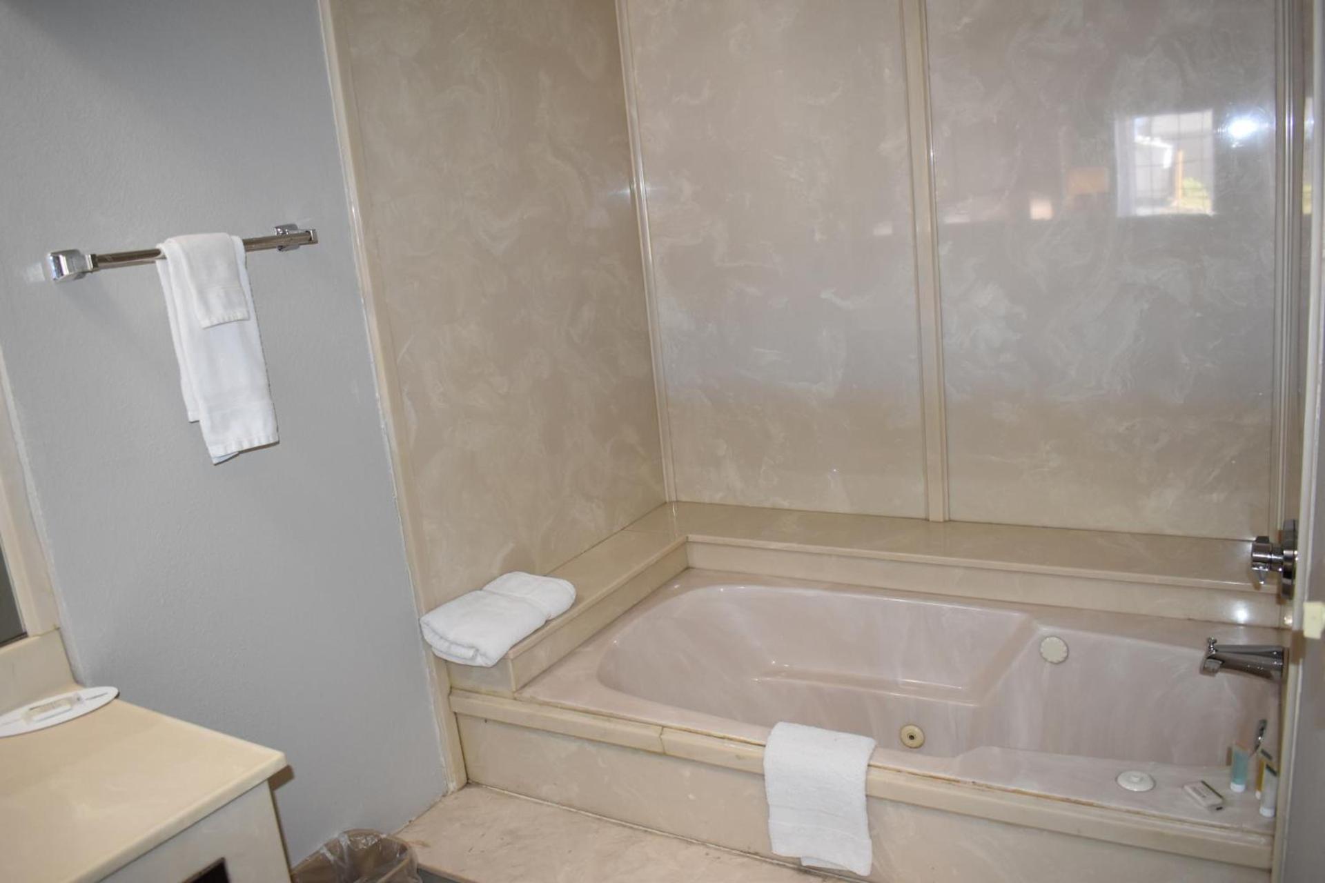 Days Inn by Wyndham Nacogdoches/SFA University/Downtown photo 52